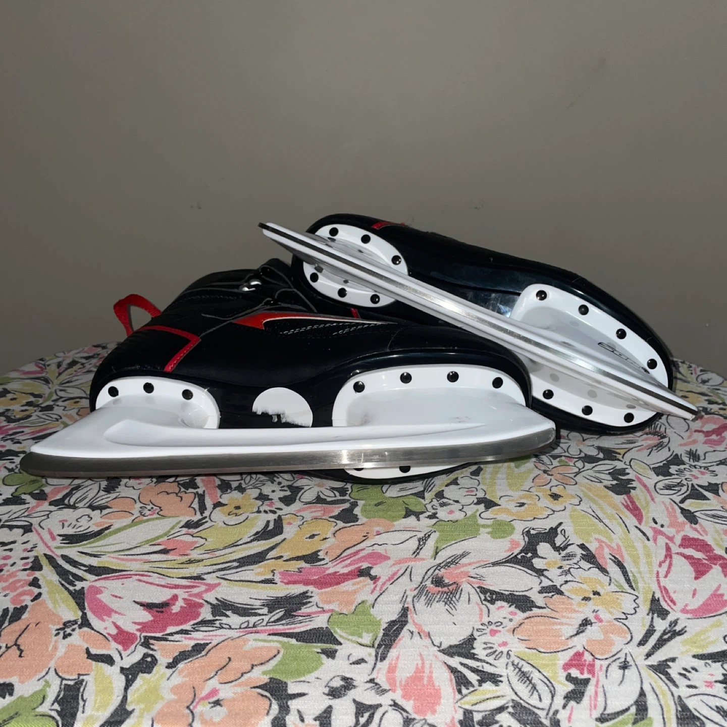 DR Sports Softboot Skates - Red/Black (Men's Size 8) - photo 4