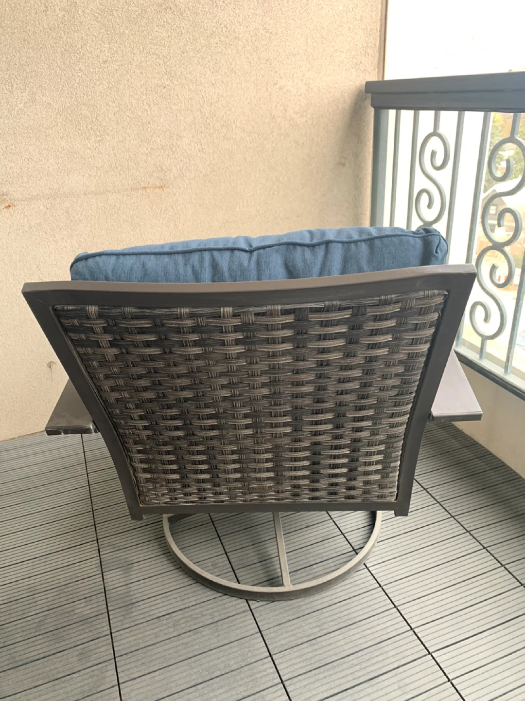 Blue Swivel Patio Chair with Cushions - photo 3