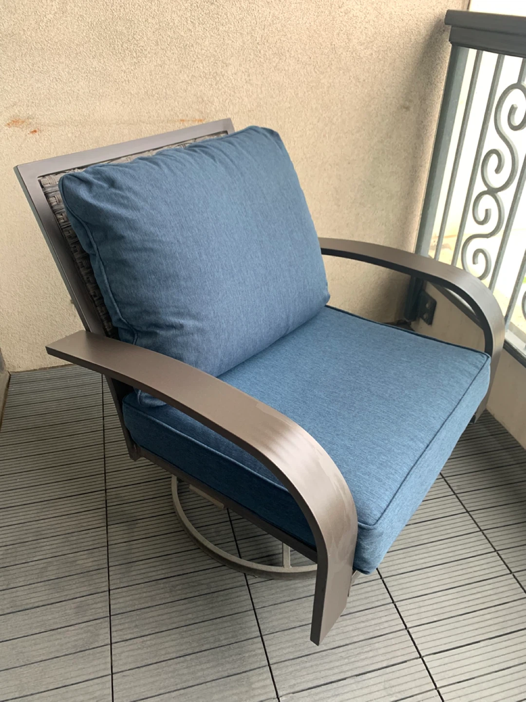 Blue Swivel Patio Chair with Cushions