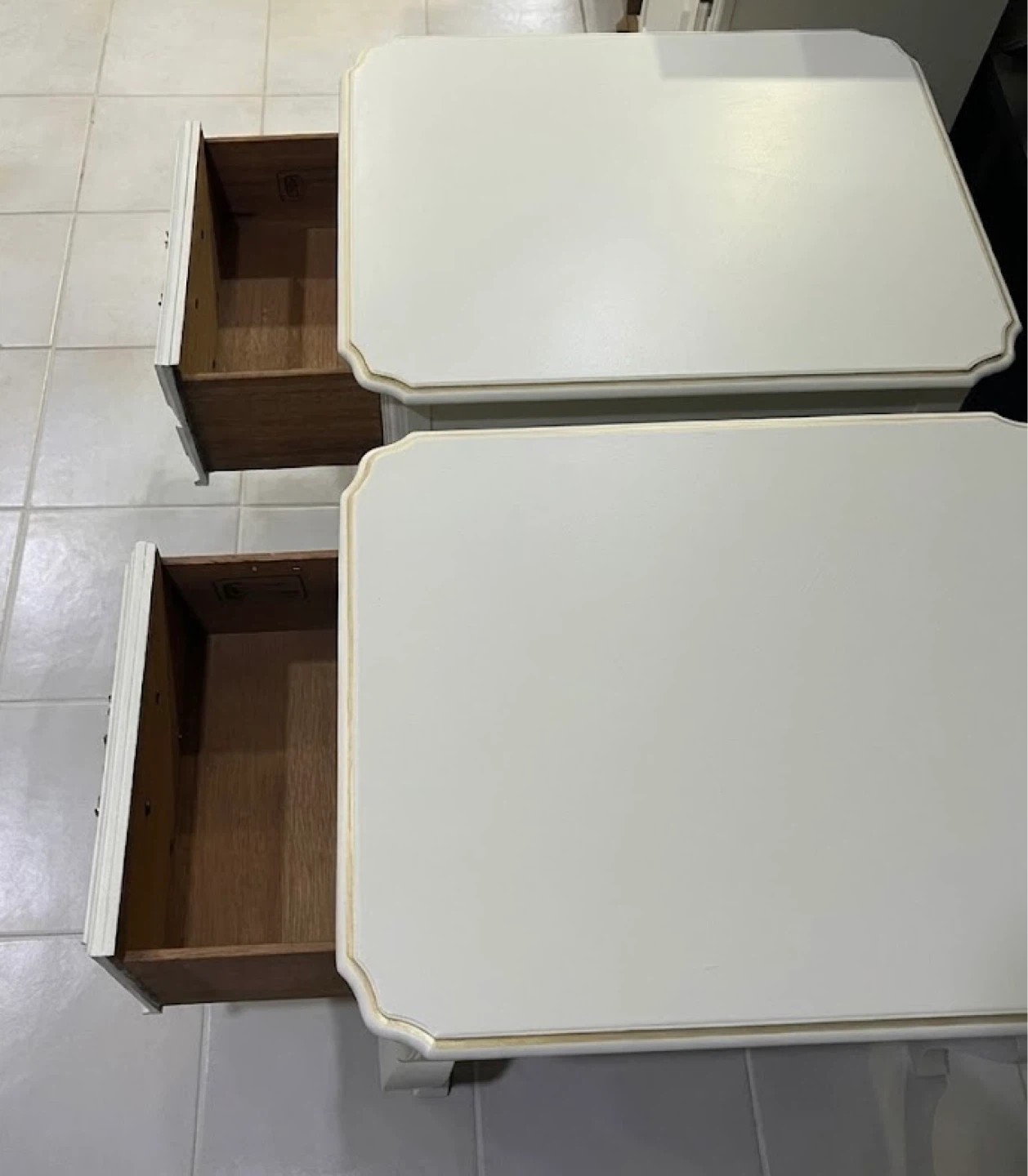 Elegant French Provincial Side Stands (Set of 2) - photo 4
