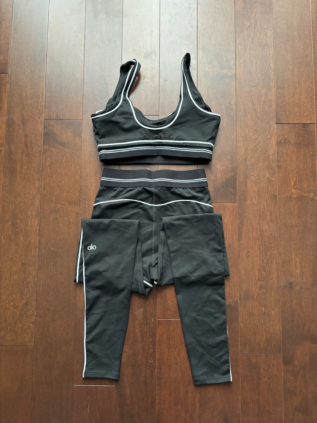Alo Yoga Black Sports Bra and Leggings Set - photo 2