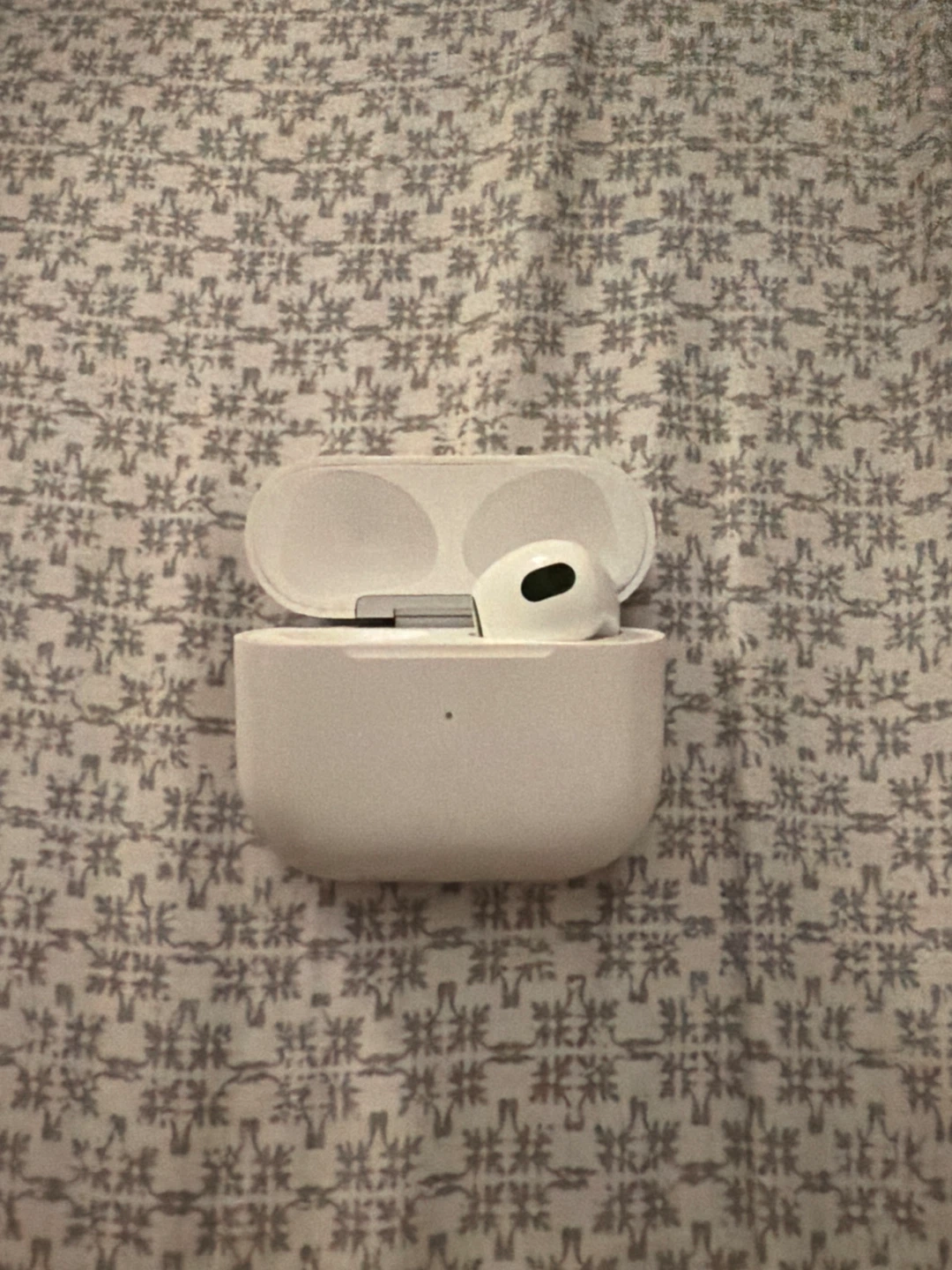 Apple AirPods 3 Lightning Charging Case with Right Earbud