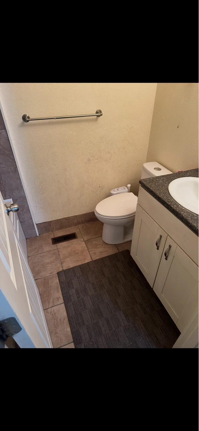 Two bedrooms bi-level house for rent - photo 5