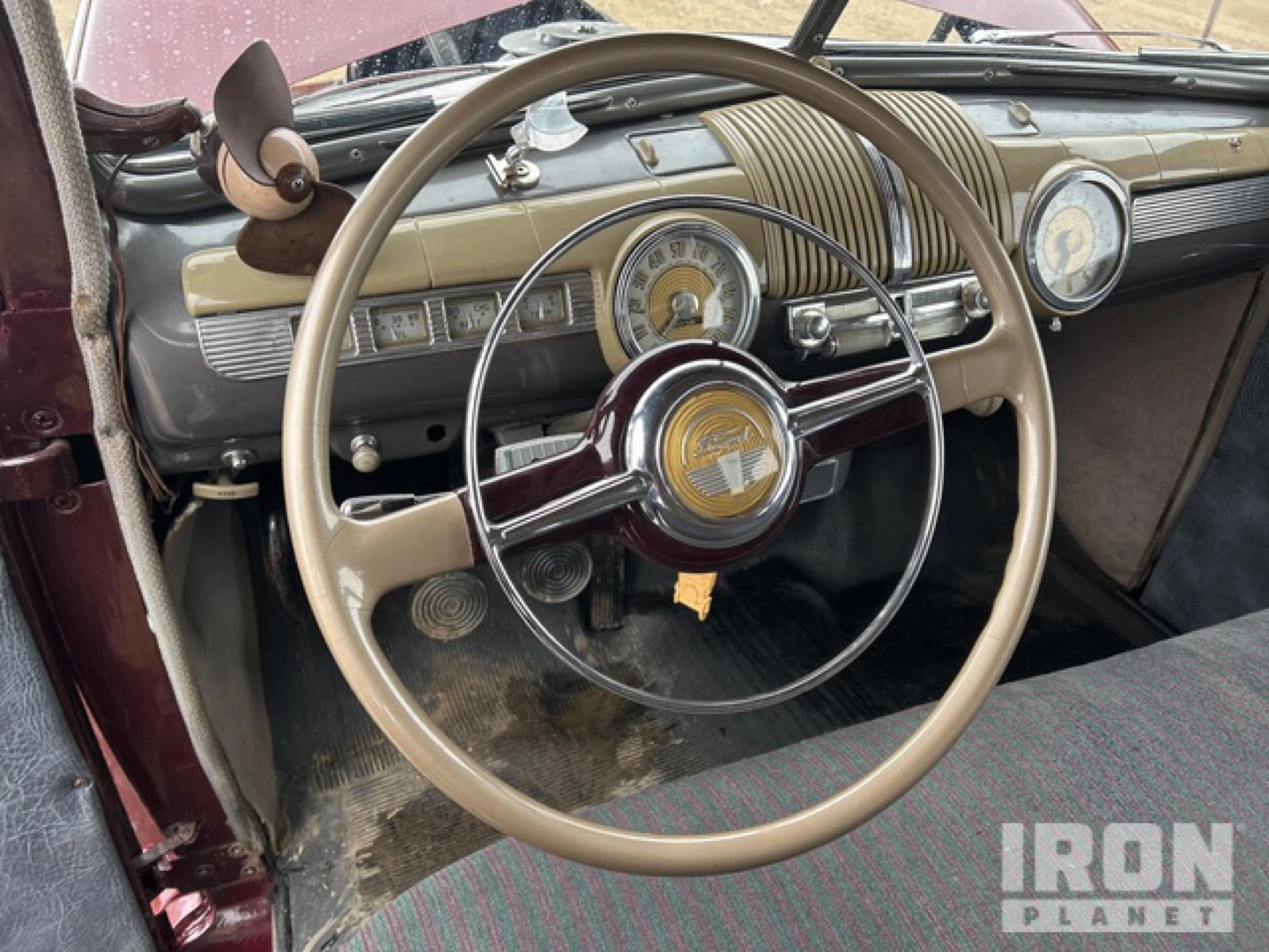 1949 Ford Super Deluxe Sedan - photo 2