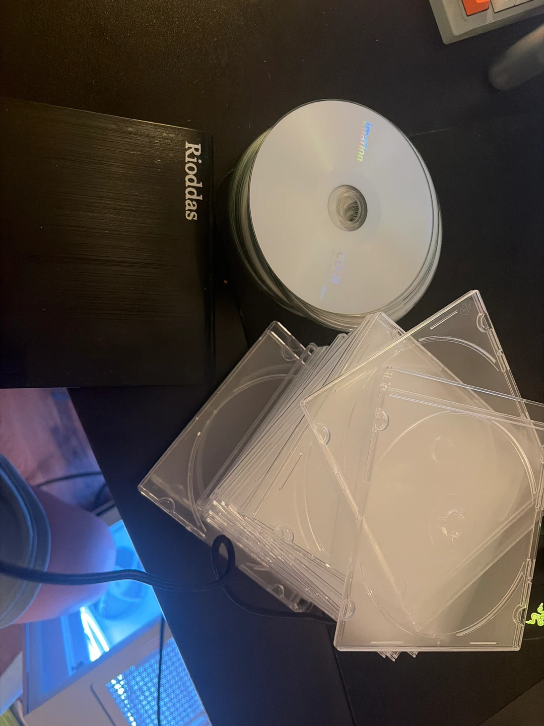 RioDdas External CD/DVD Drive with Blank Discs and Cases
