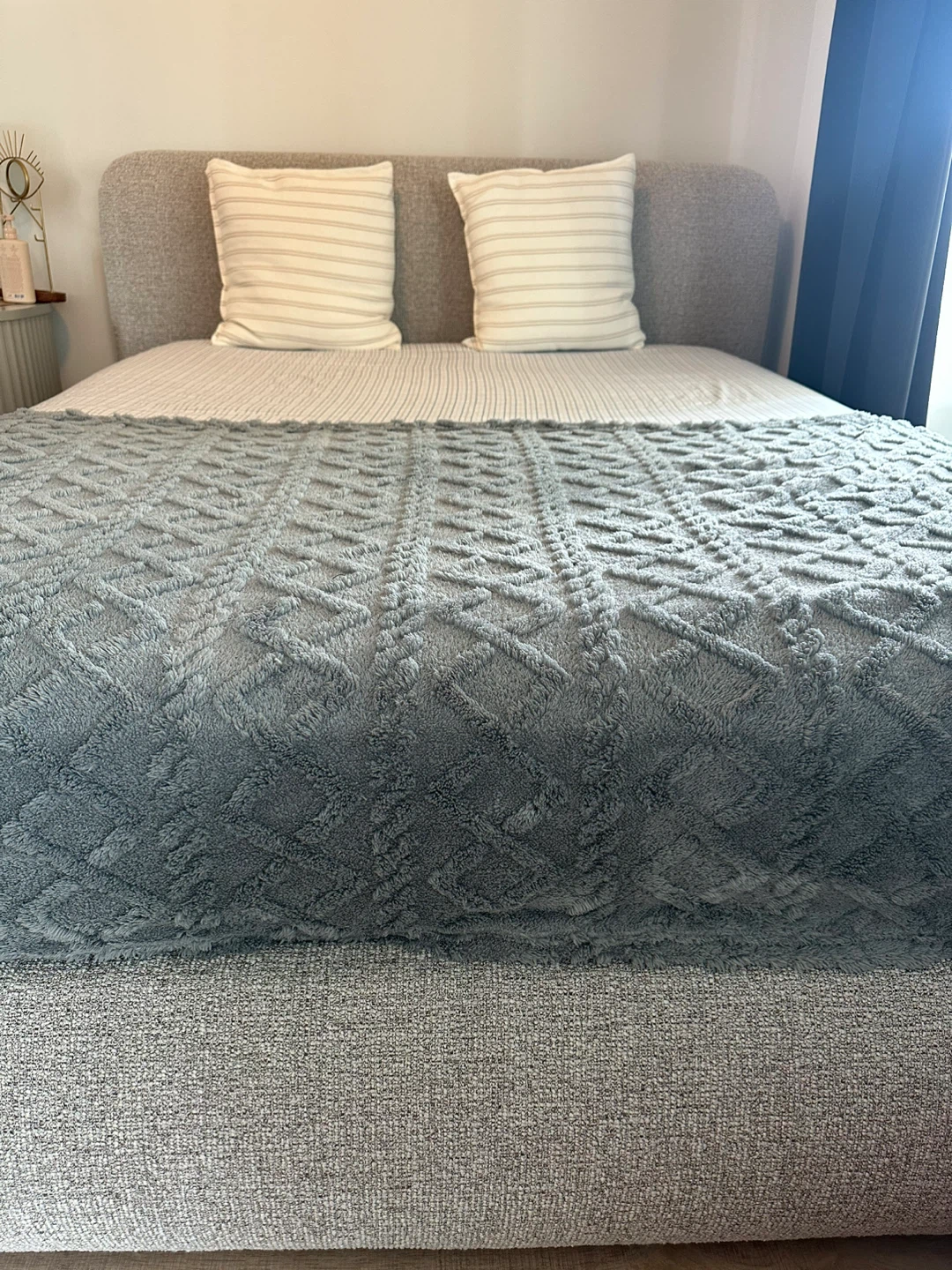 Modern Upholstered Bed Frame - Queen Size - photo 2