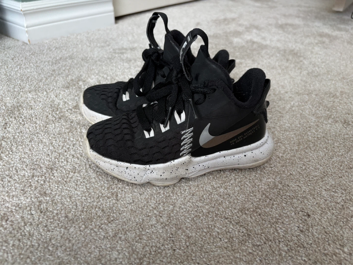Nike LeBron Witness 5 Basketball Shoes