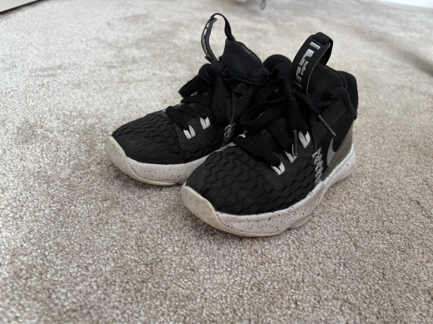 Nike LeBron Witness 5 Basketball Shoes - photo 2