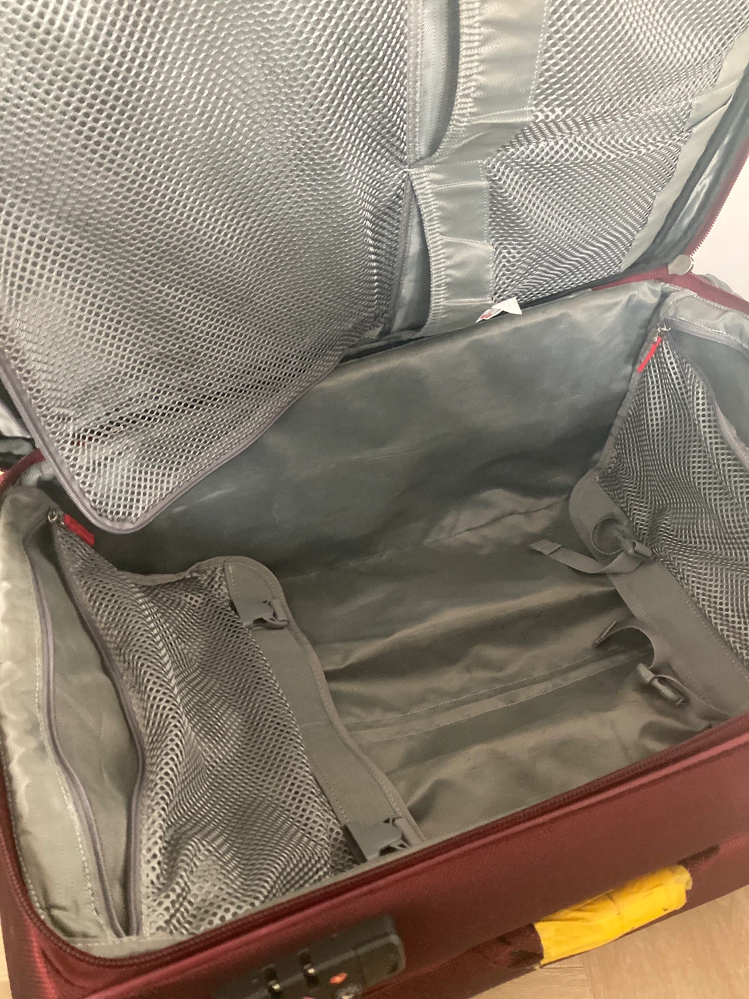 Suitcase ( red, medium size) decent condition - photo 3