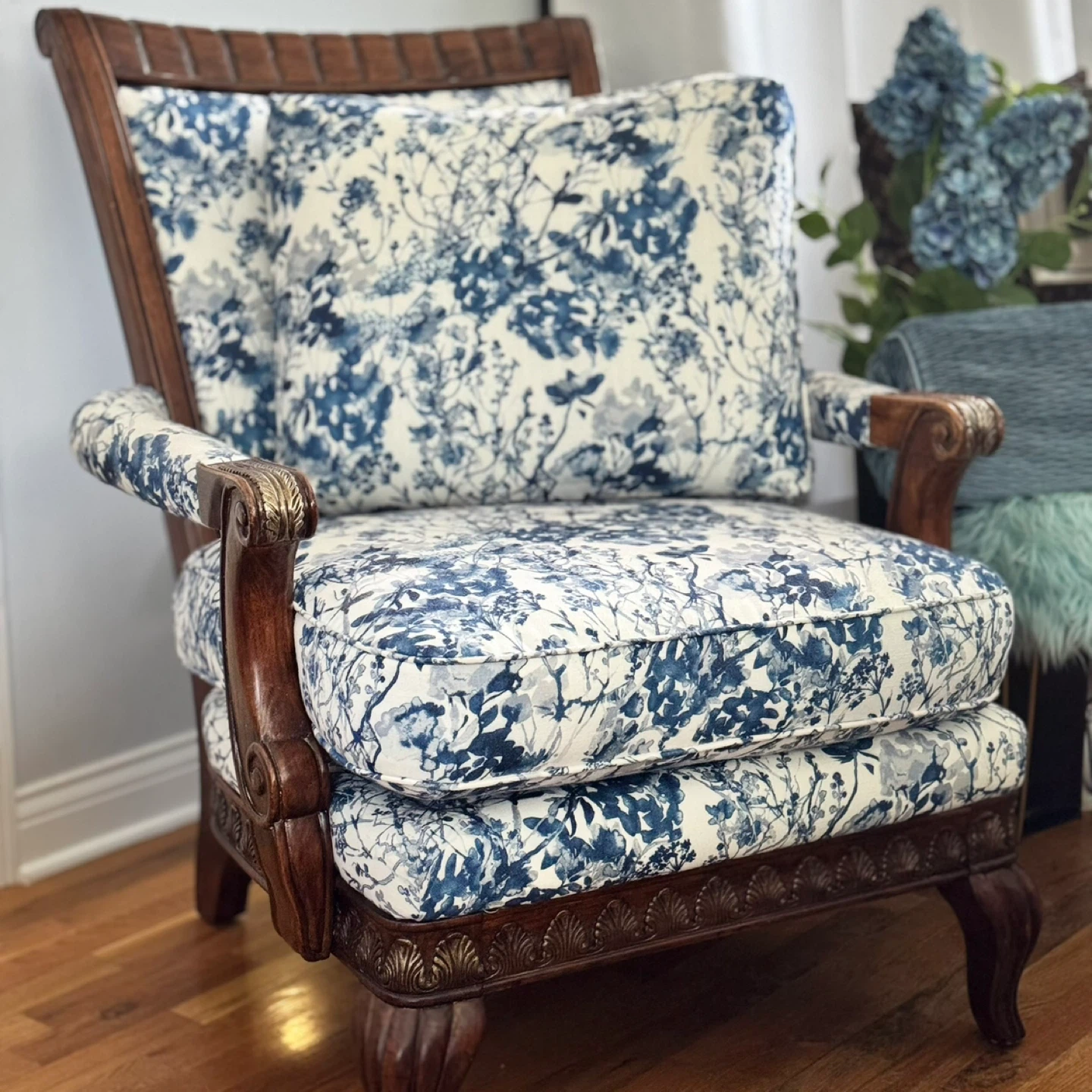 Wingback Accent Chair with Ottoman - Blue Floral - photo 2