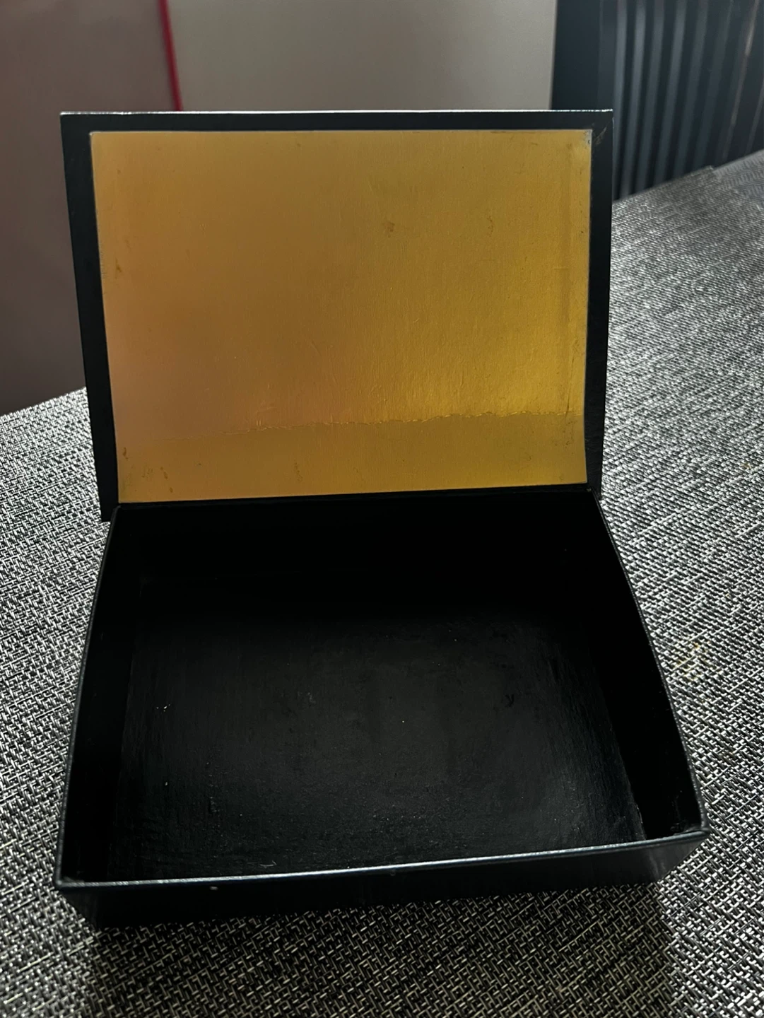 Black jewellery box with gold interior - photo 2