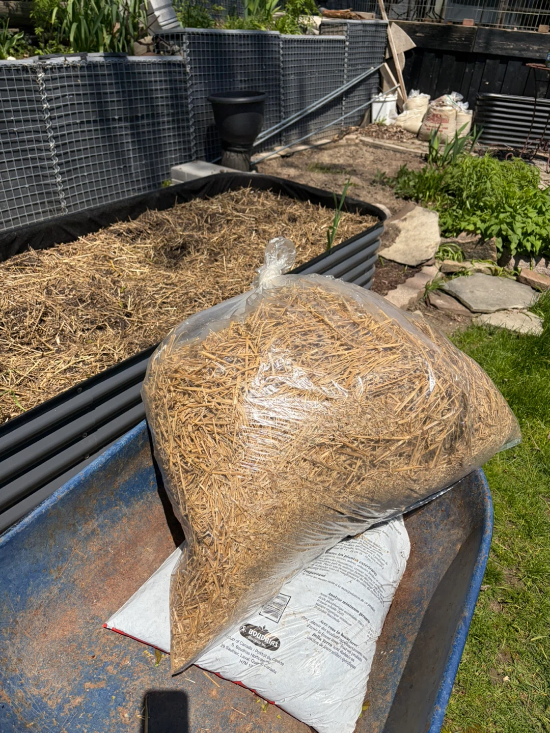 BAG OF LOOSE STRAW 2CUBIC FT