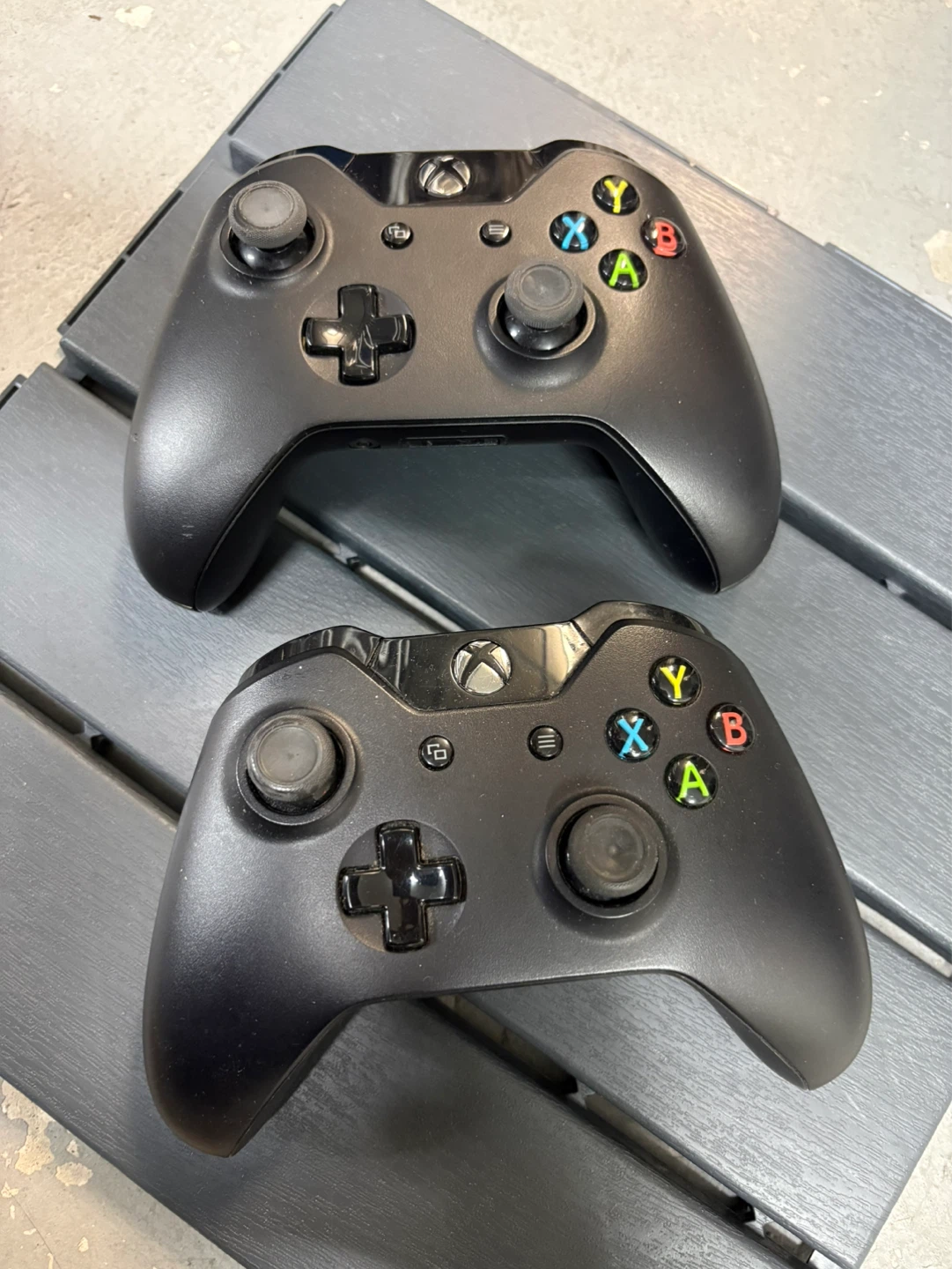 2 Xbox Wireless Controllers