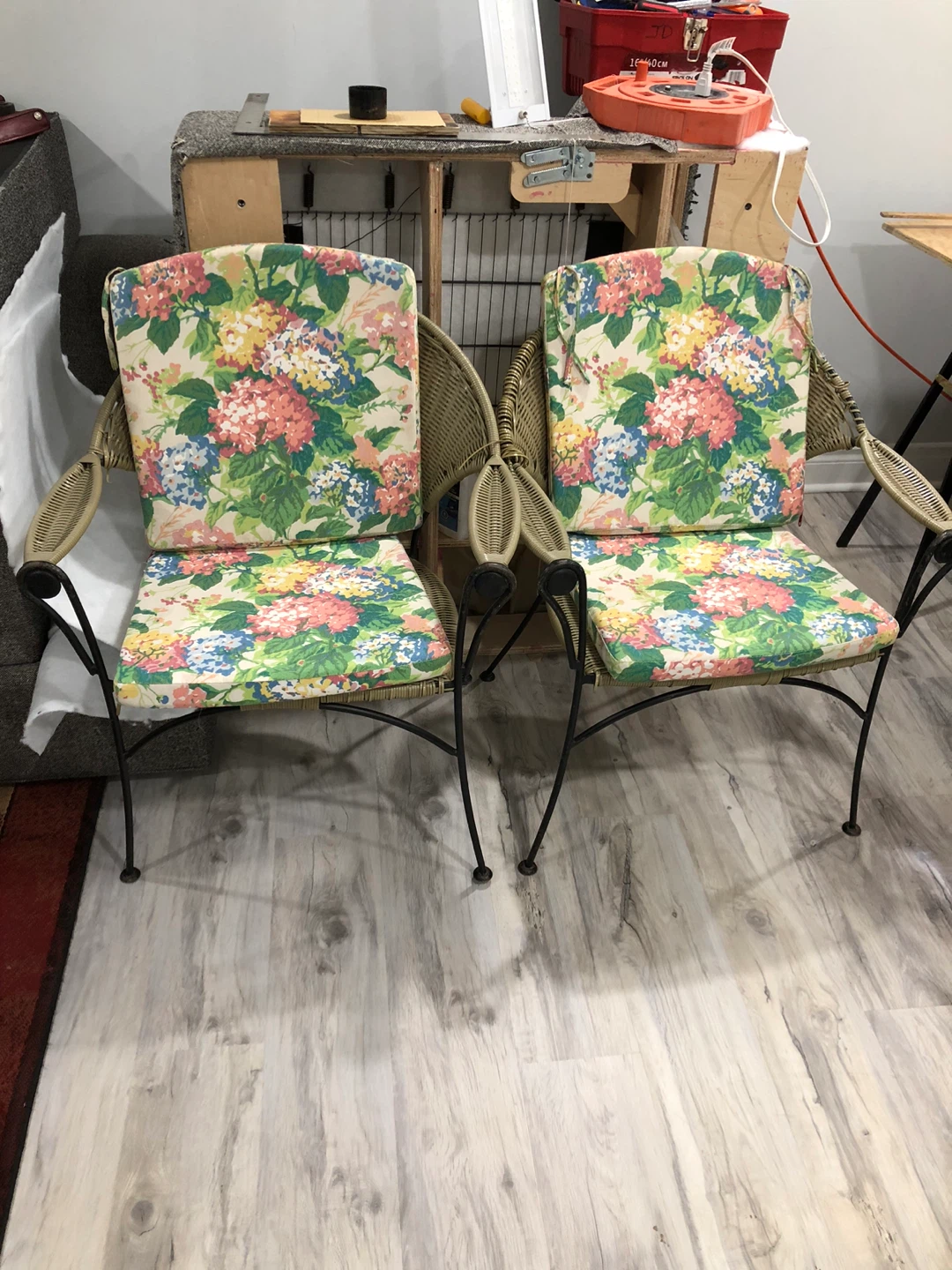 Pair of Wicker Chairs with Floral Cushions - photo 2
