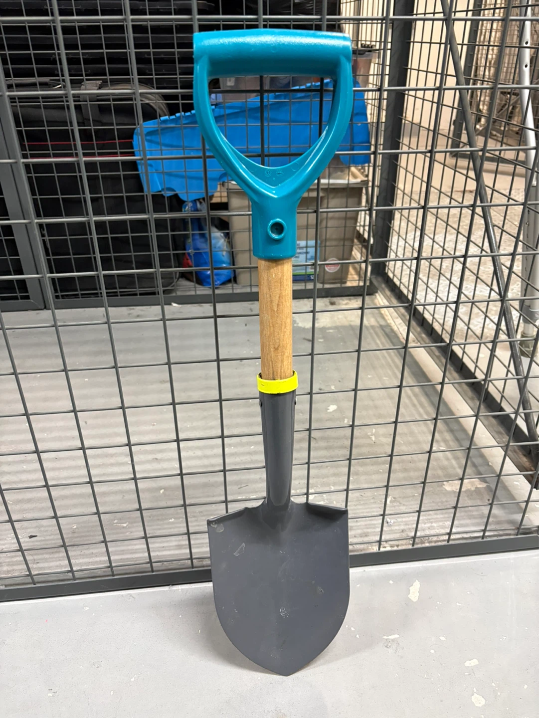 Shovel with D-handle