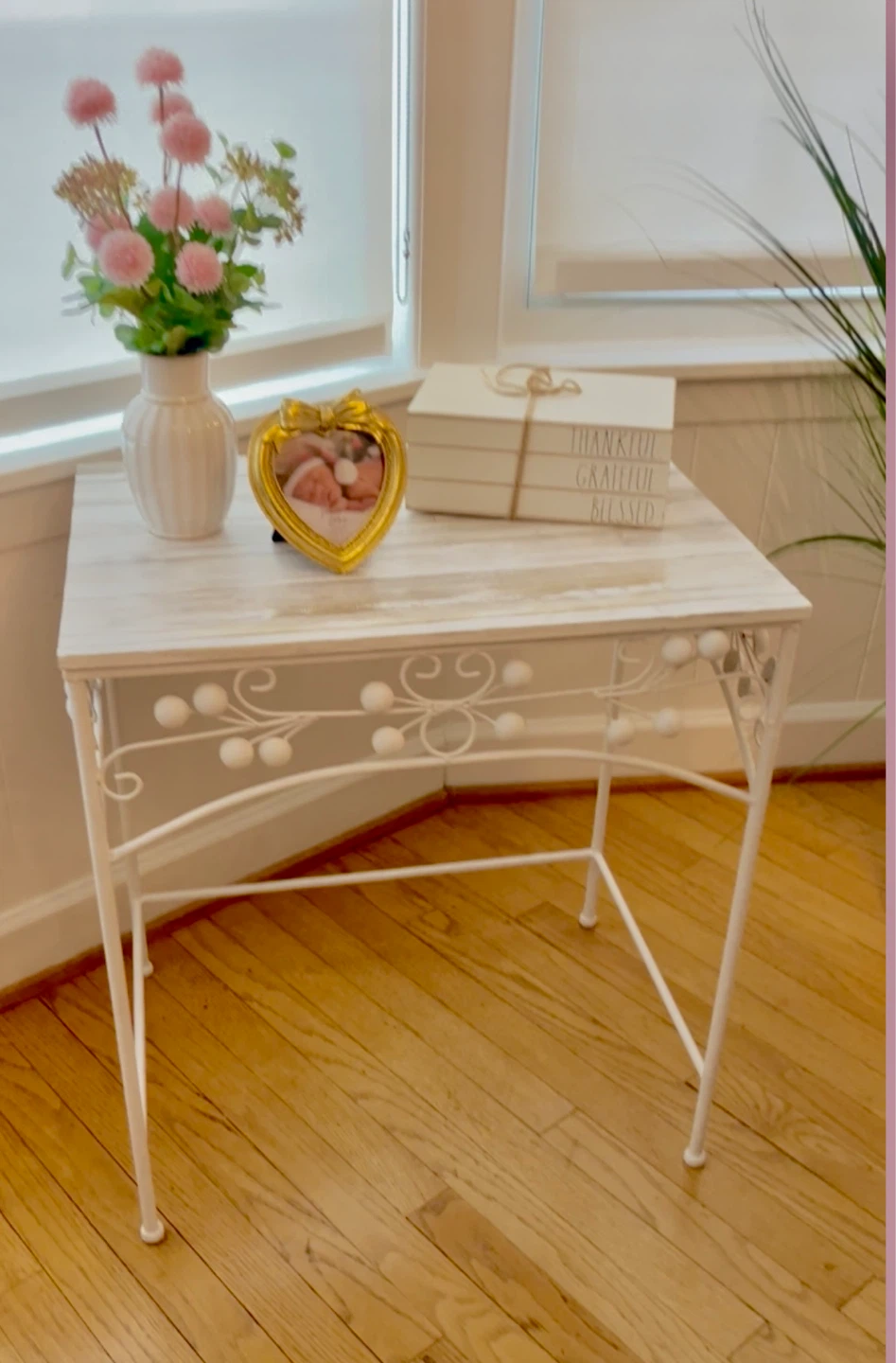 LOVELY SHABBY CHIC SIDE/ENTRY TABLE