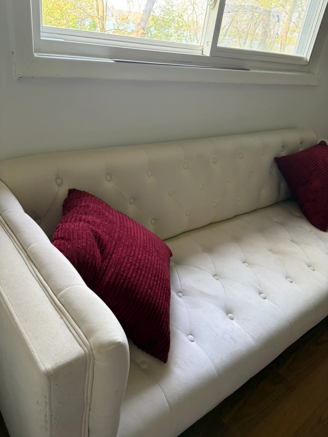 Cream Tufted Sofa with red Pillows - photo 2