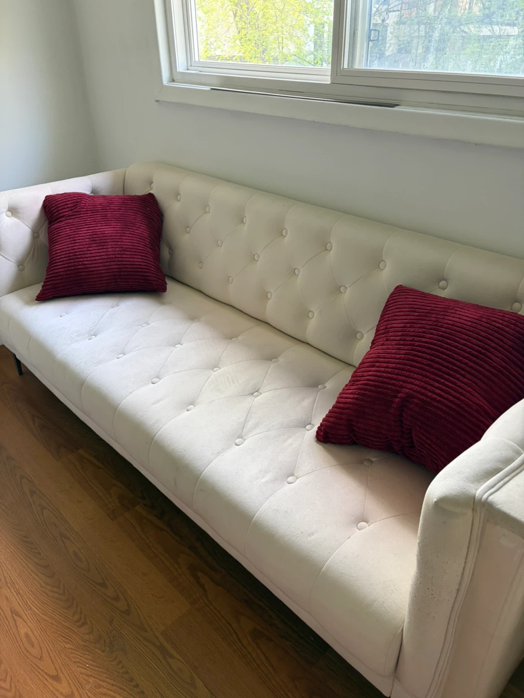 Cream Tufted Sofa with red Pillows - photo 3