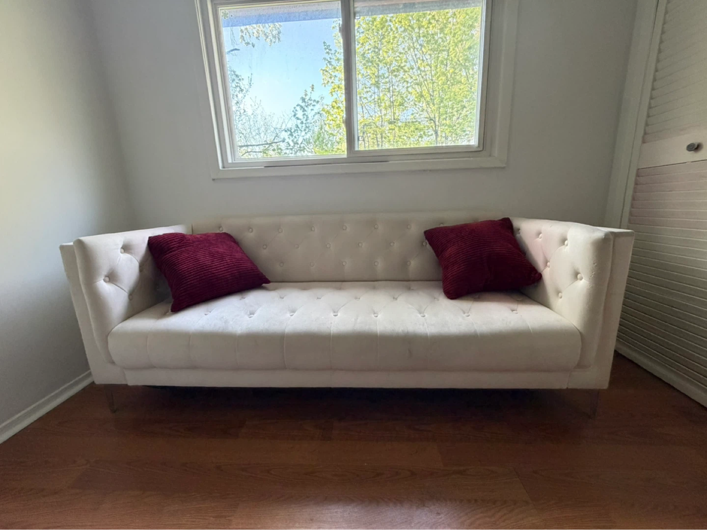 Cream Tufted Sofa with red Pillows - photo 4