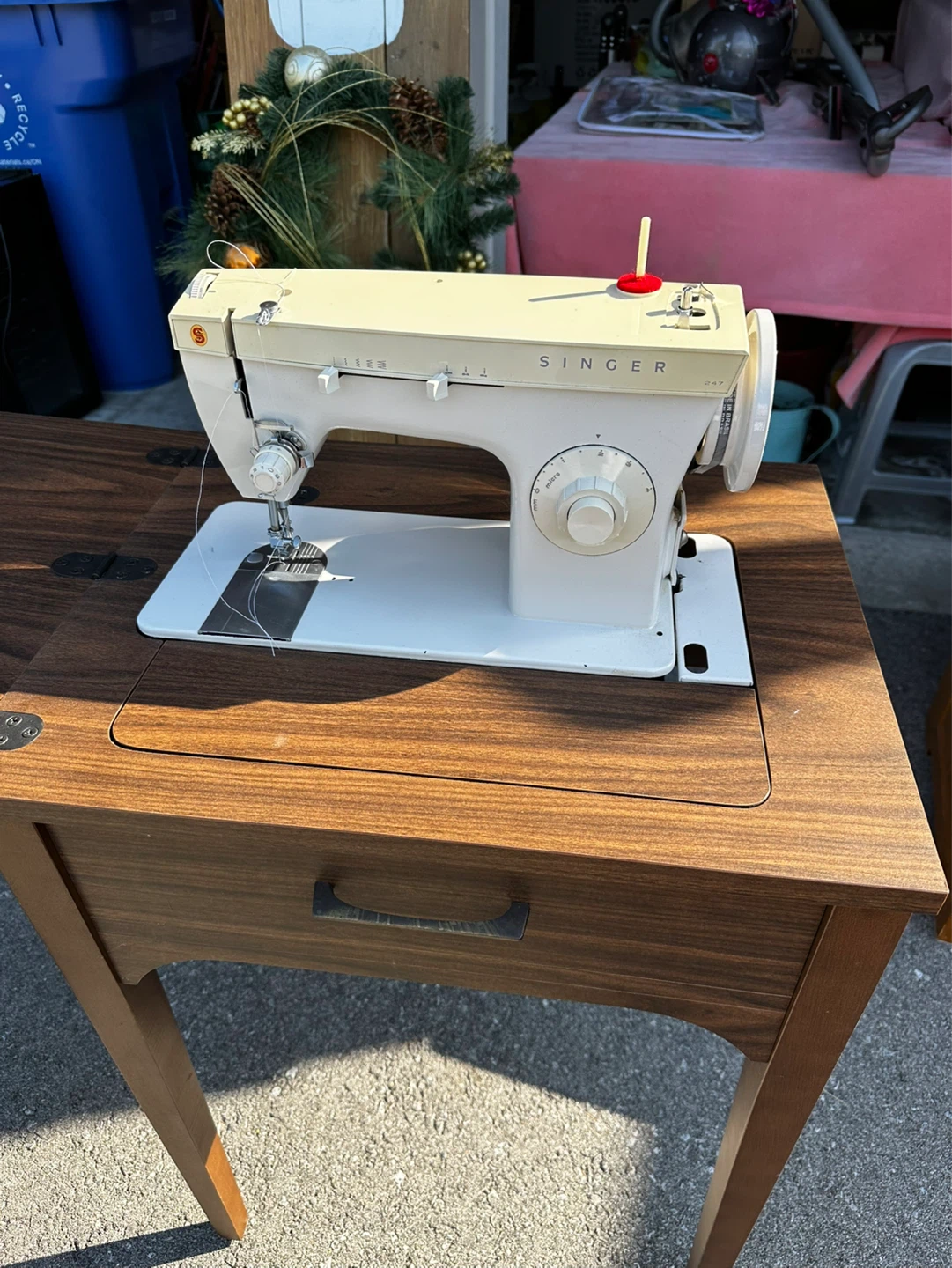 Singer Sewing Machine with Wood Cabinet - photo 2