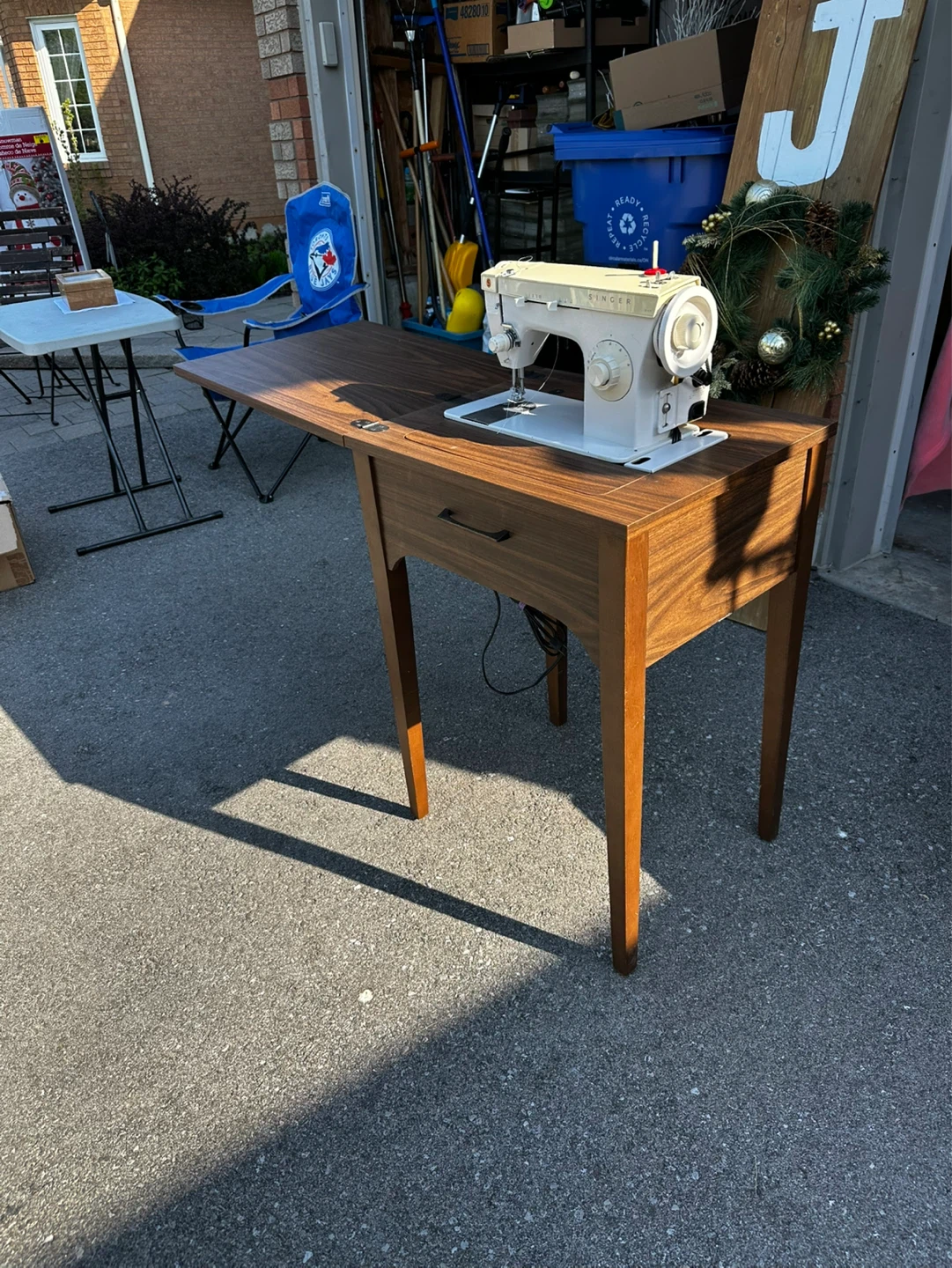 Singer Sewing Machine with Wood Cabinet - photo 3