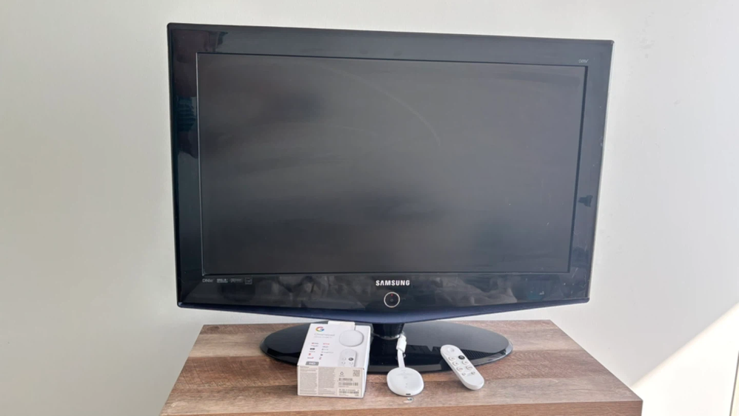 Samsung 32" HD TV with Chromecast