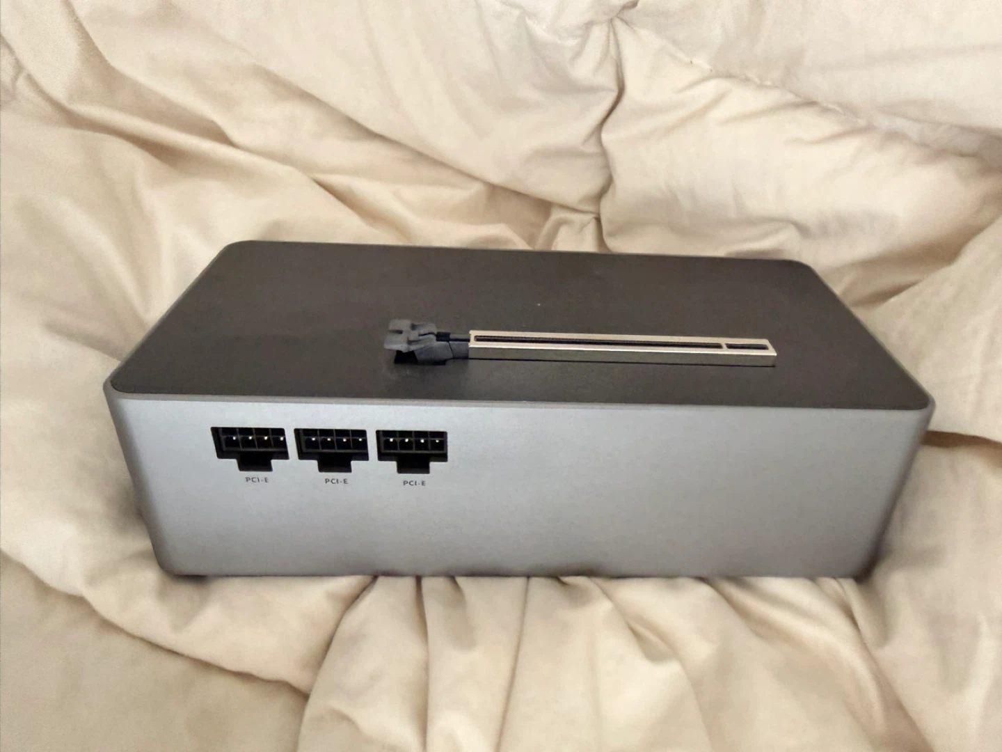 AOOSTAR AG02 High‑Power Docking Station (800W) – Like New - photo 2