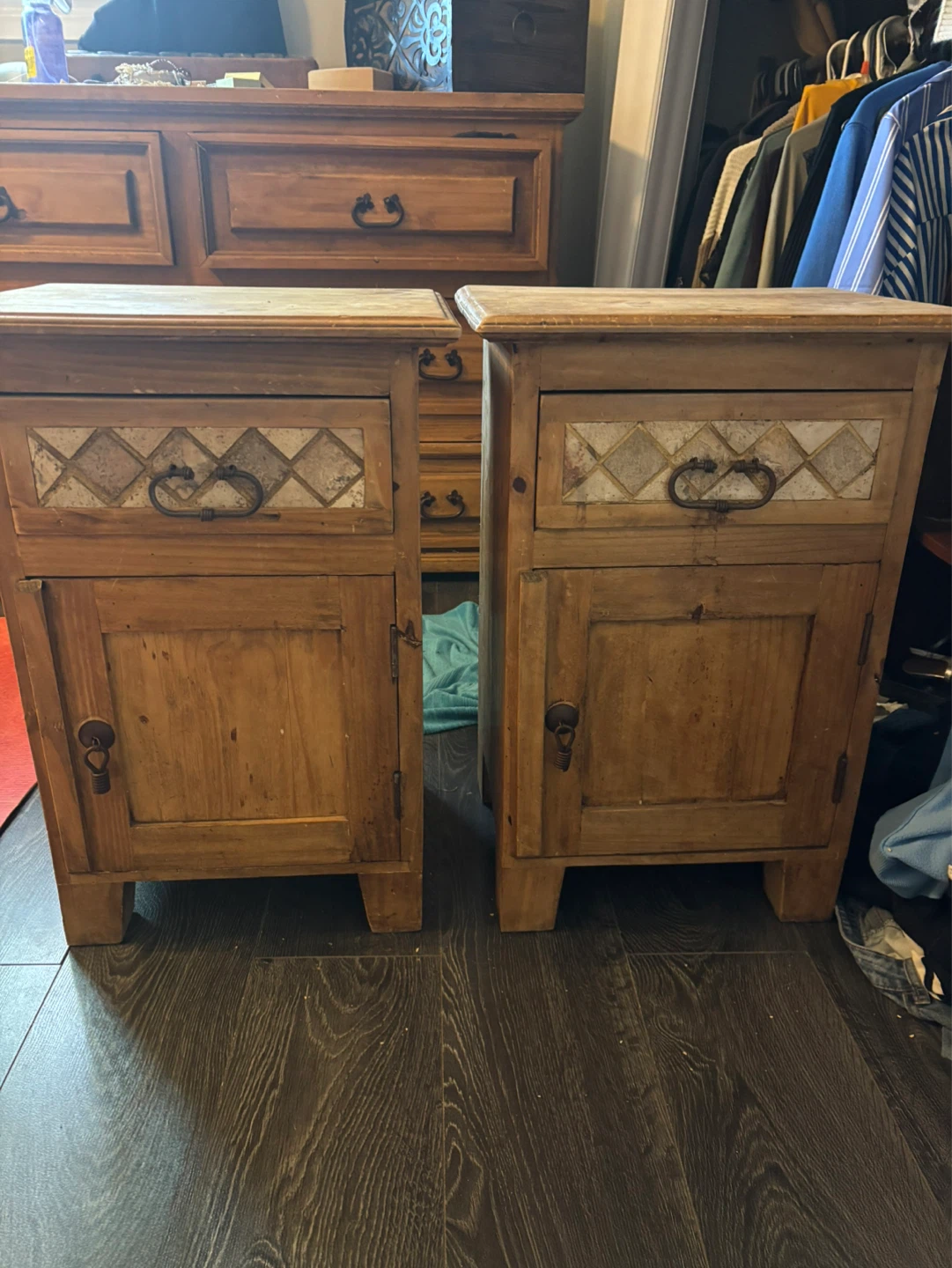 Set of 2 Wooden Nightstands with Decorative Drawer Fronts