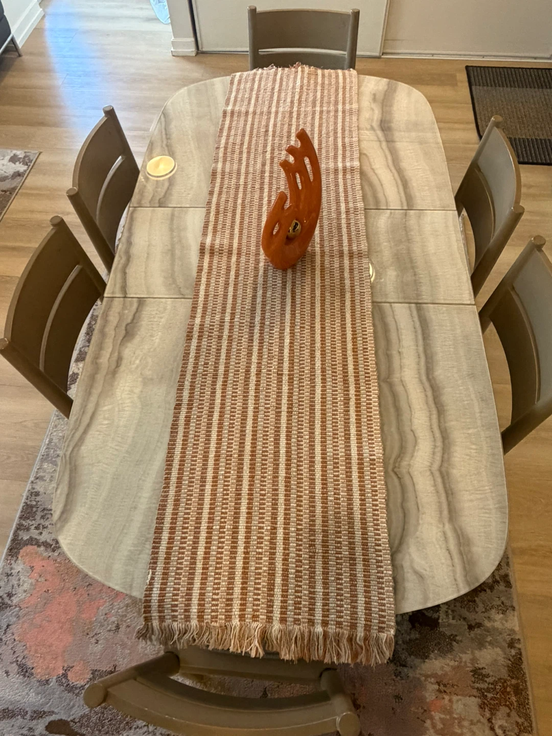 Dining table with 6 chairs - cushions - table runner