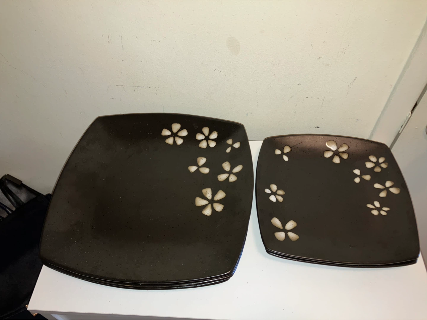 Hometrends Square Plates with Flower Design (Set of 2)