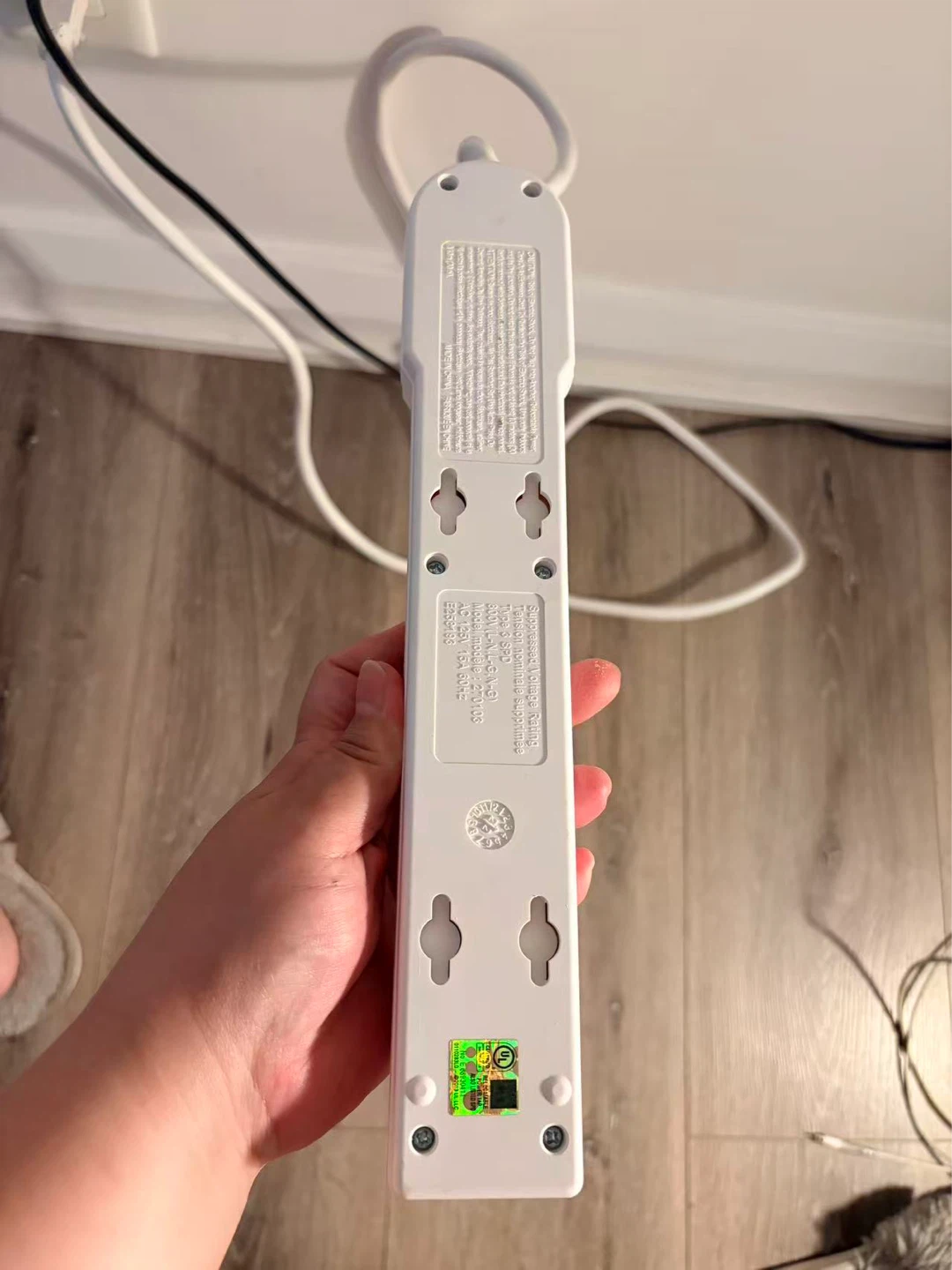 AmazonBasics 6-Outlet Power Strip - photo 2
