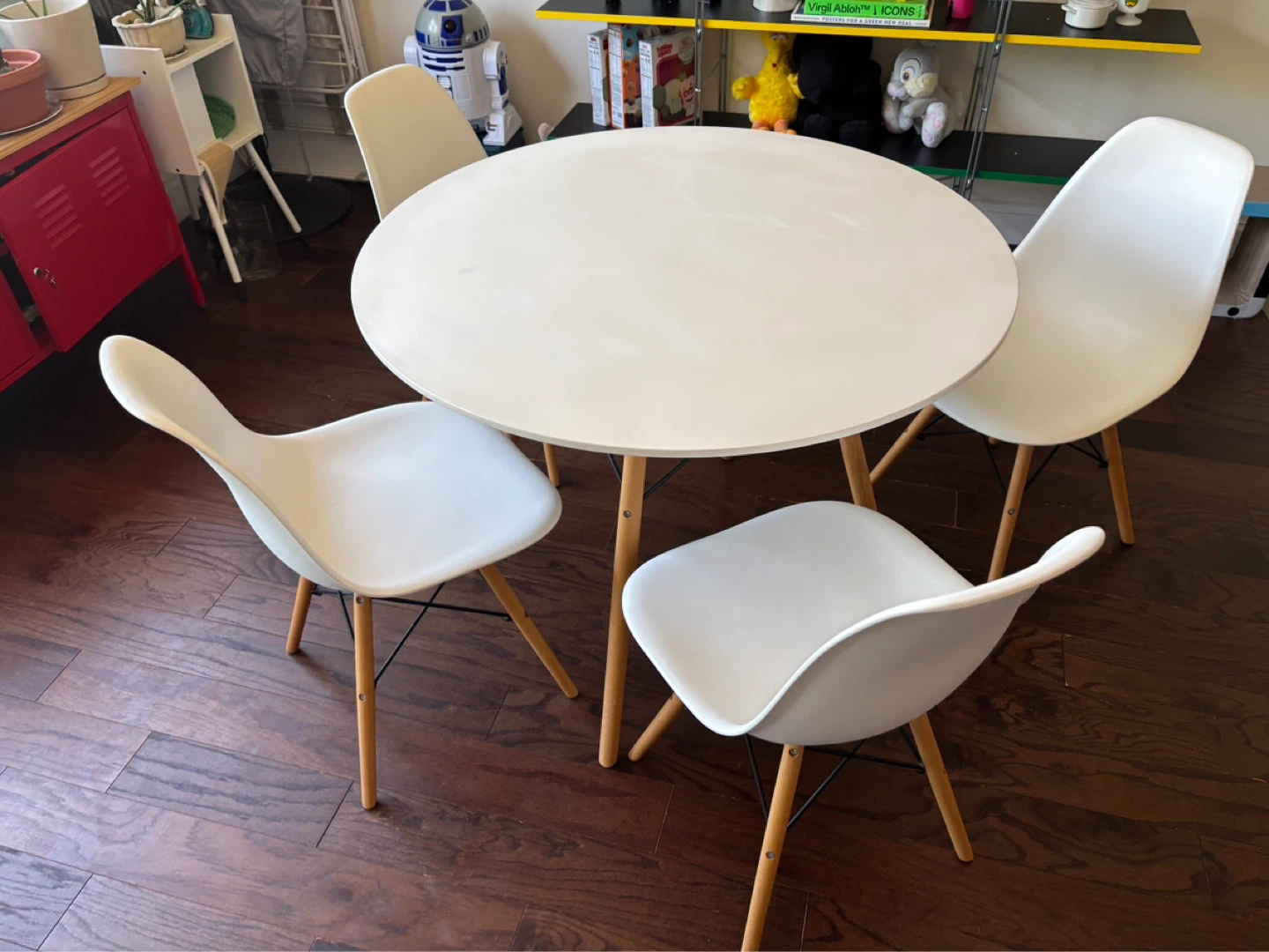Round White Dining Table with Wooden Legs