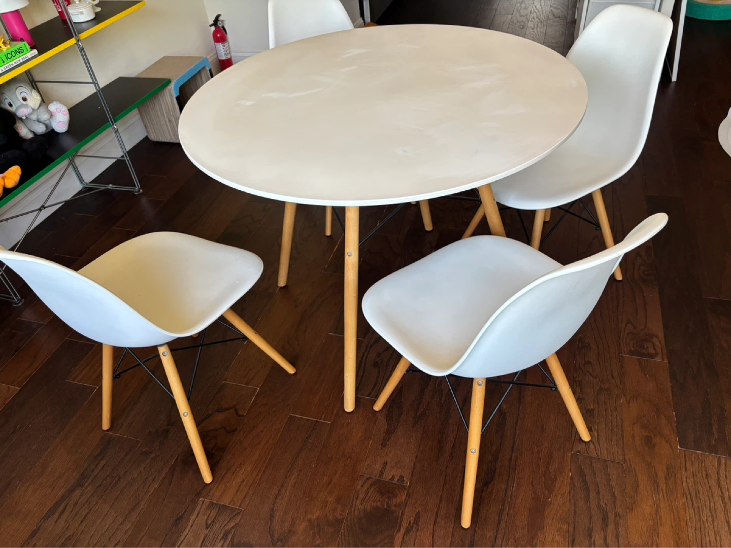 Round White Dining Table with Wooden Legs - photo 2