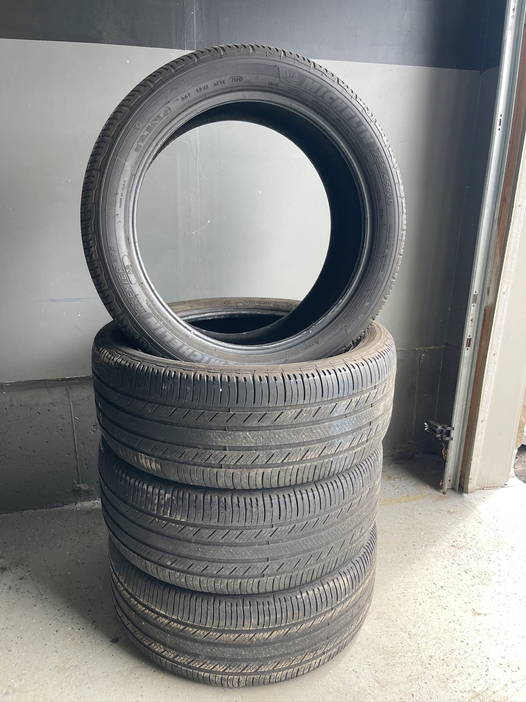 Michelin - 255/45R20 - All Season Tires