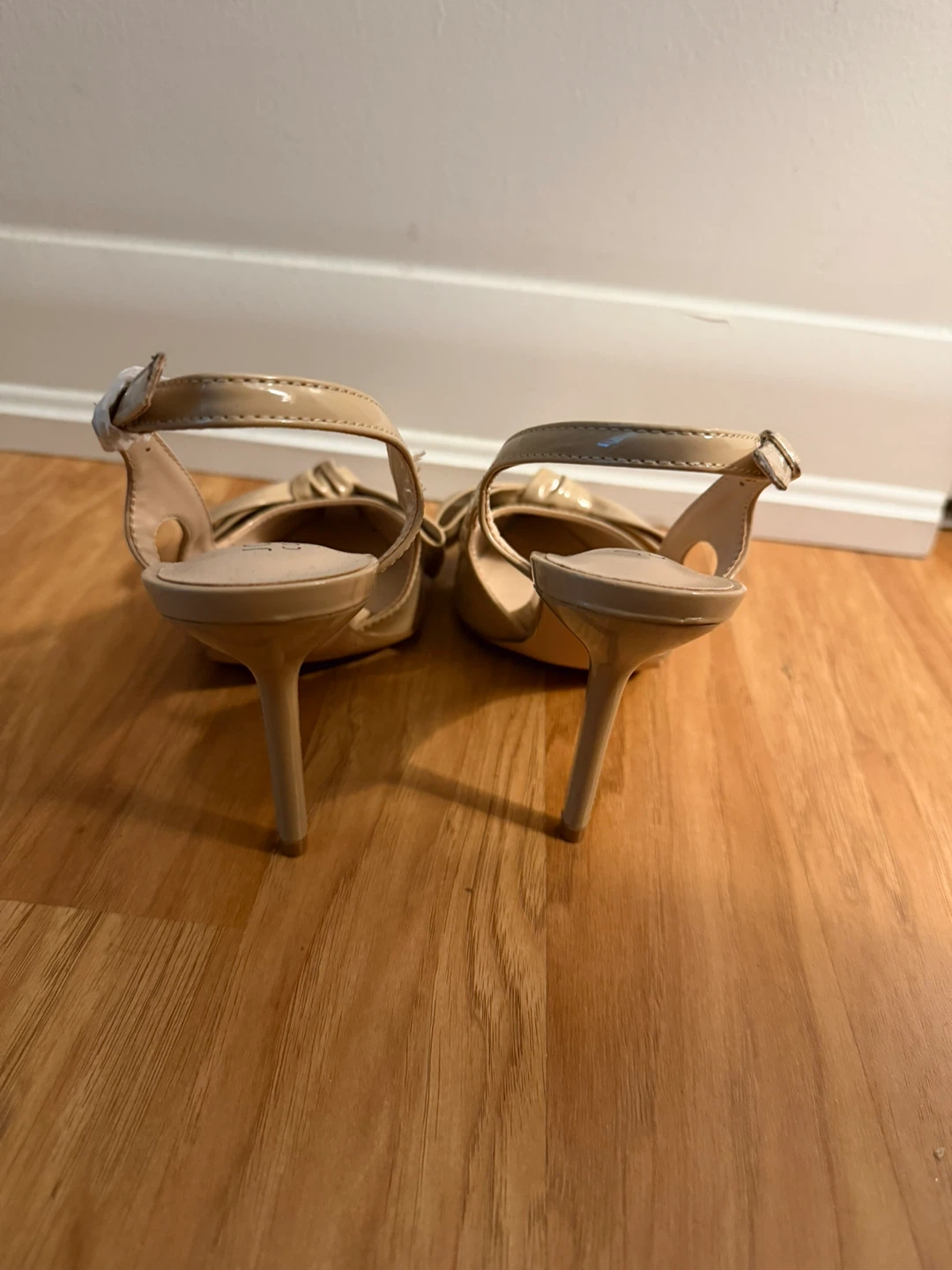 Journee Collection Beige Patent Bow Slingback Heels - photo 3