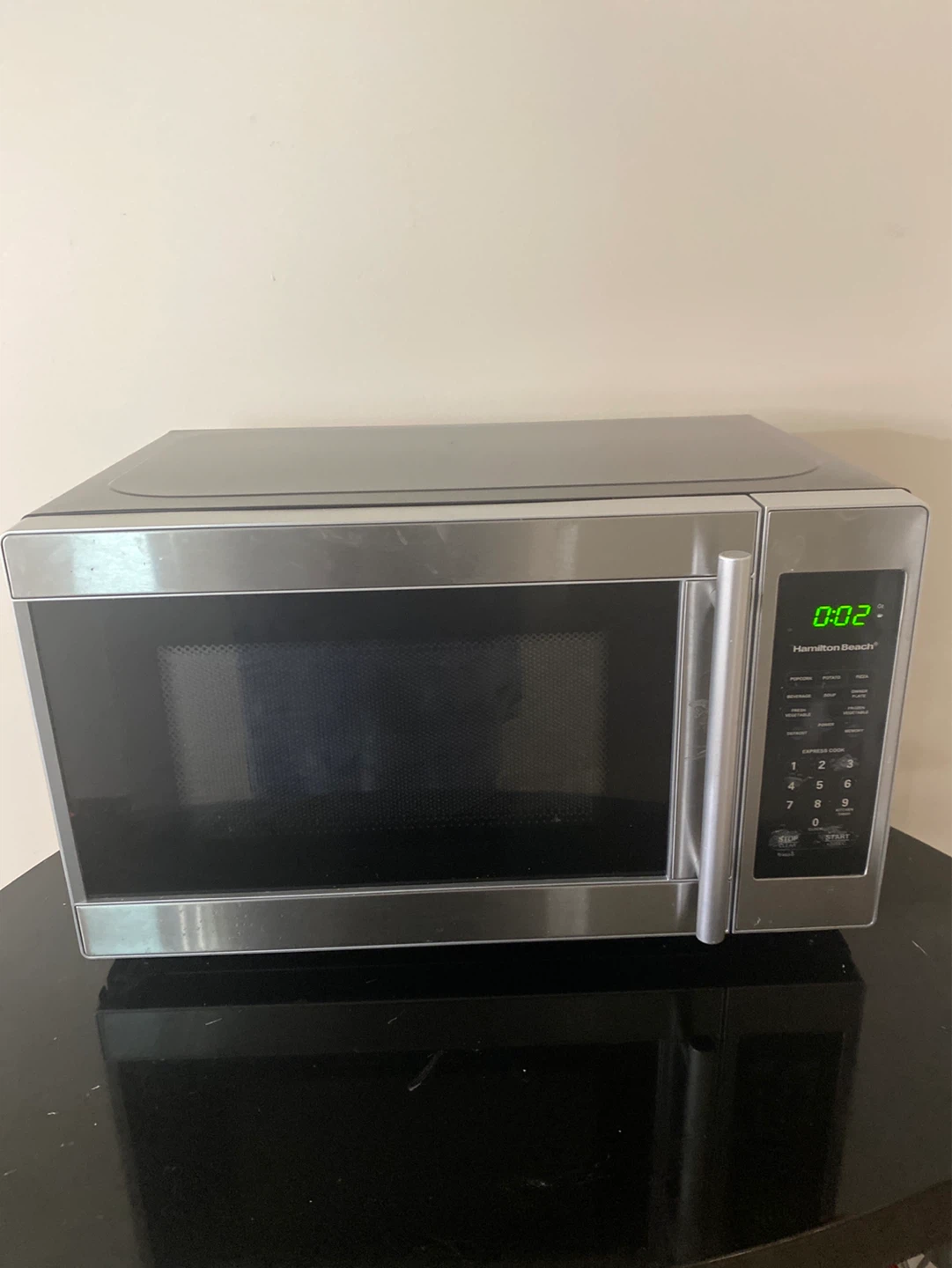 Hamilton Beach Microwave Oven 0.7 cu. ft. 700W - photo 3