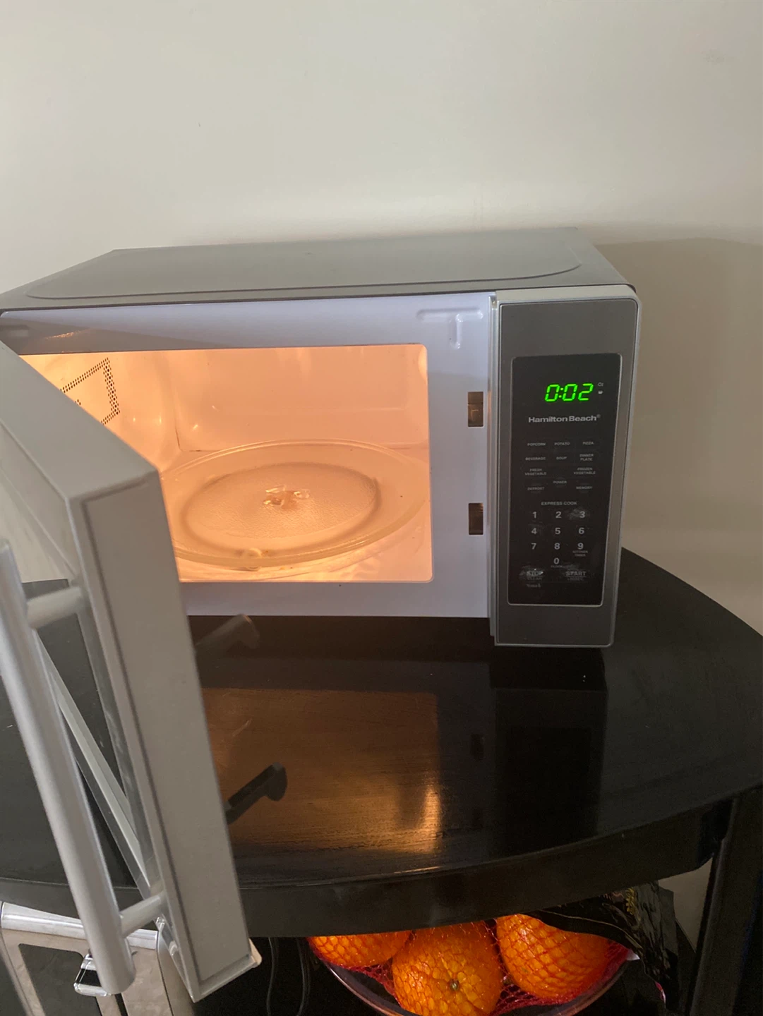Hamilton Beach Microwave Oven 0.7 cu. ft. 700W - photo 4