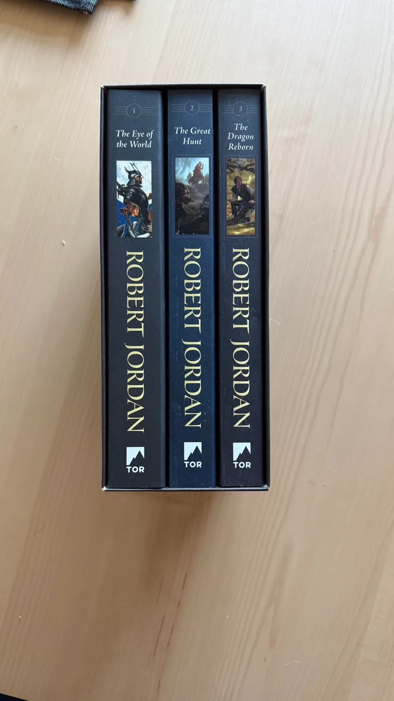 Robert Jordan The Wheel of Time Books 1-3 Slipcase Set - photo 4