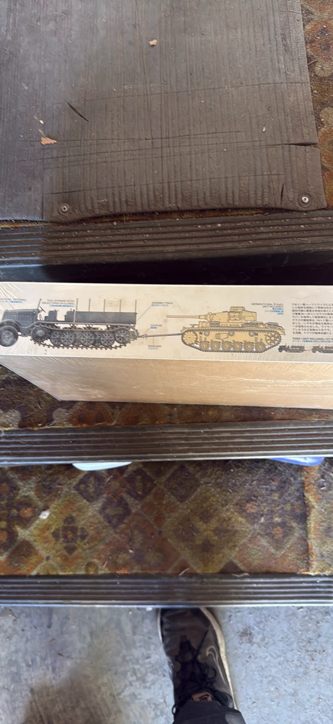 Tamiya Schwerer Zugkraftwagen 18t (Sd.Kfz.9) "FAMO" Model Kit