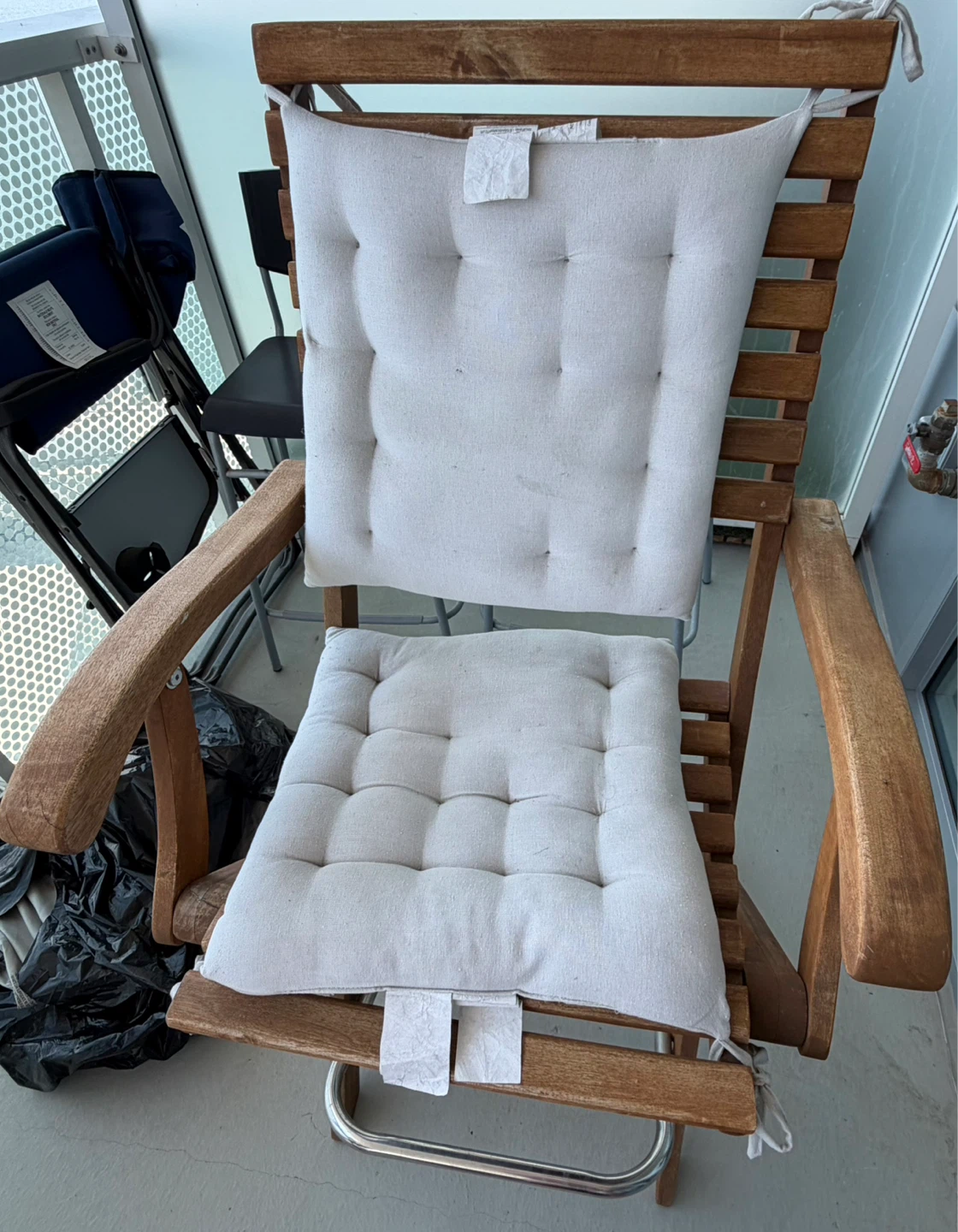 2 Wooden Folding Chairs with Cushions - photo 2