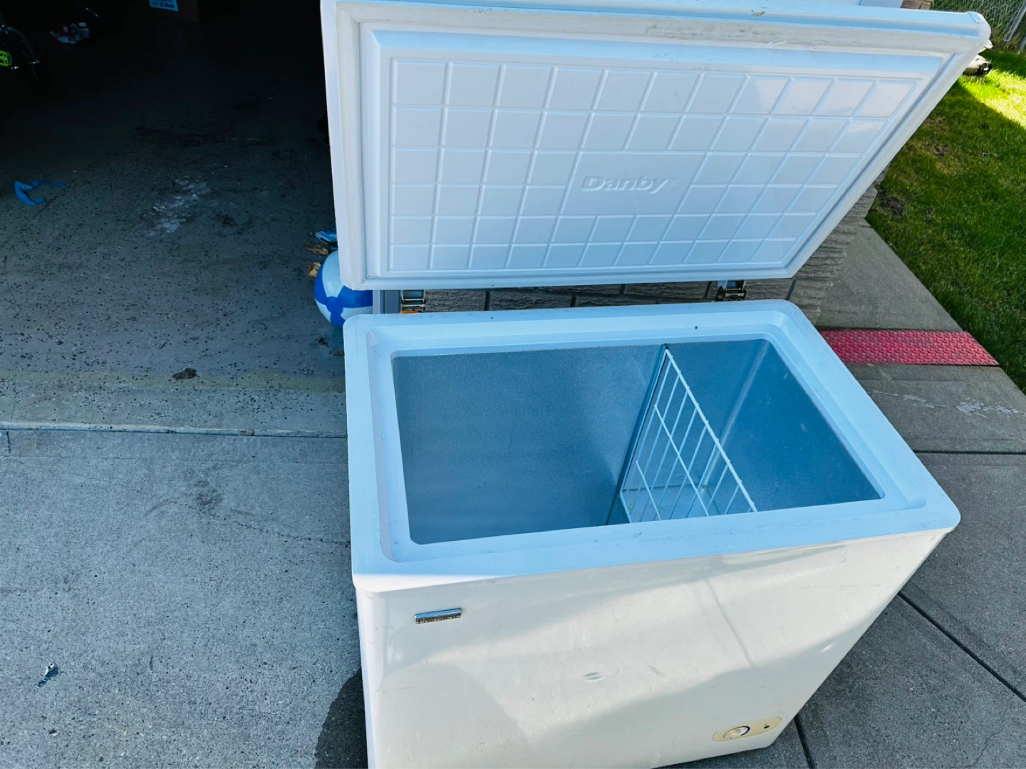 Danby Premiere DCF555W Chest Freezer - 5.5 cu. ft. - photo 2