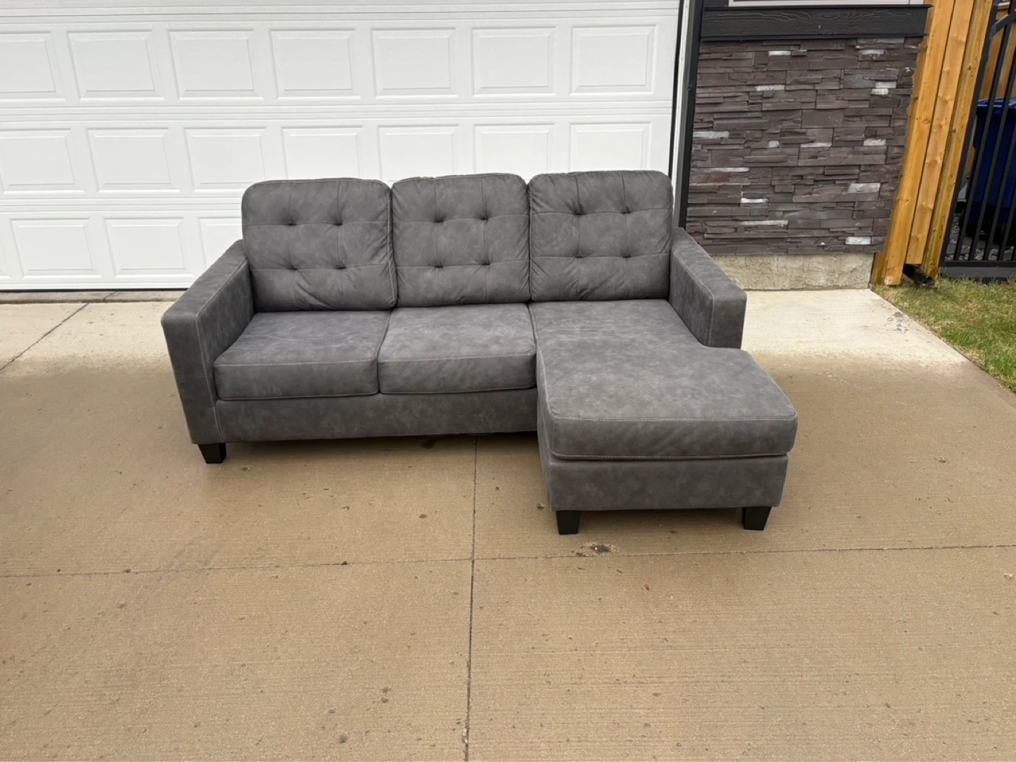 Grey 3-Seat reversible sectional. FREE DELIVERY - photo 2