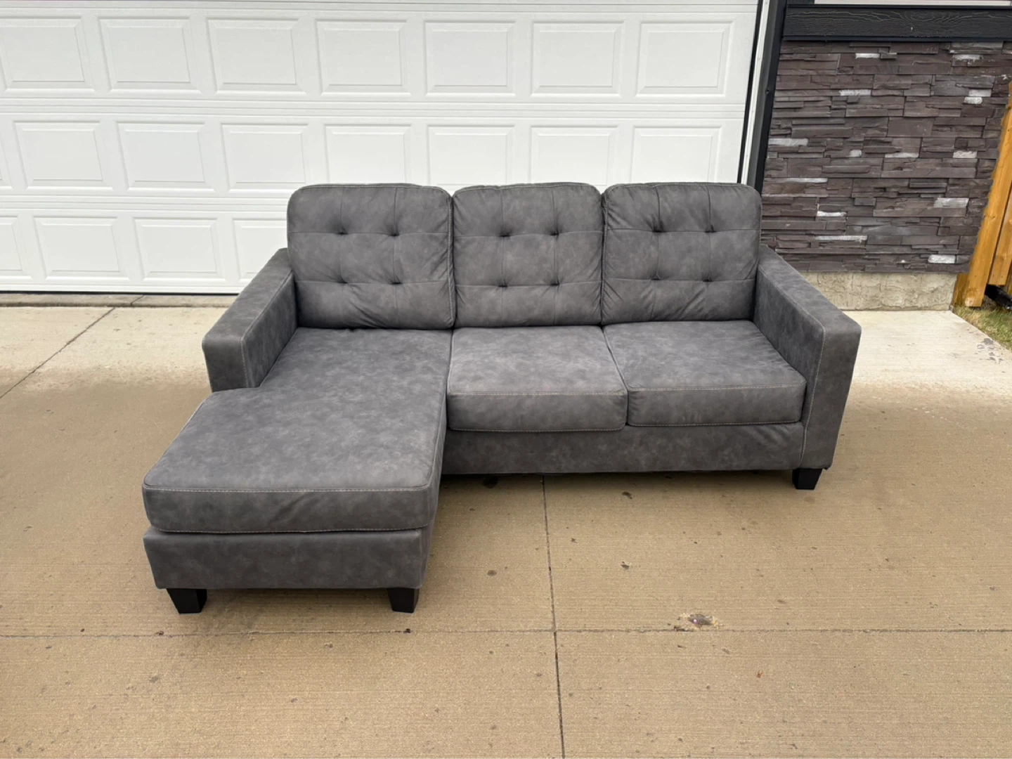 Grey 3-Seat reversible sectional. FREE DELIVERY