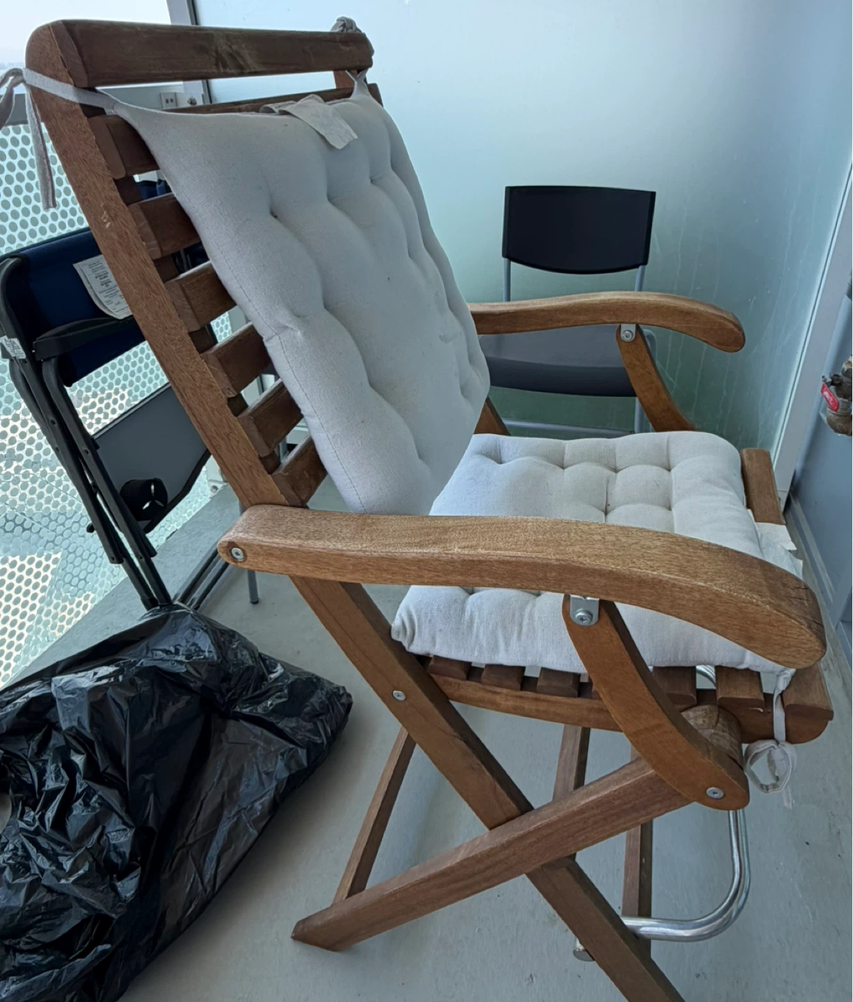 2 Wooden Folding Chairs with Cushions - photo 5