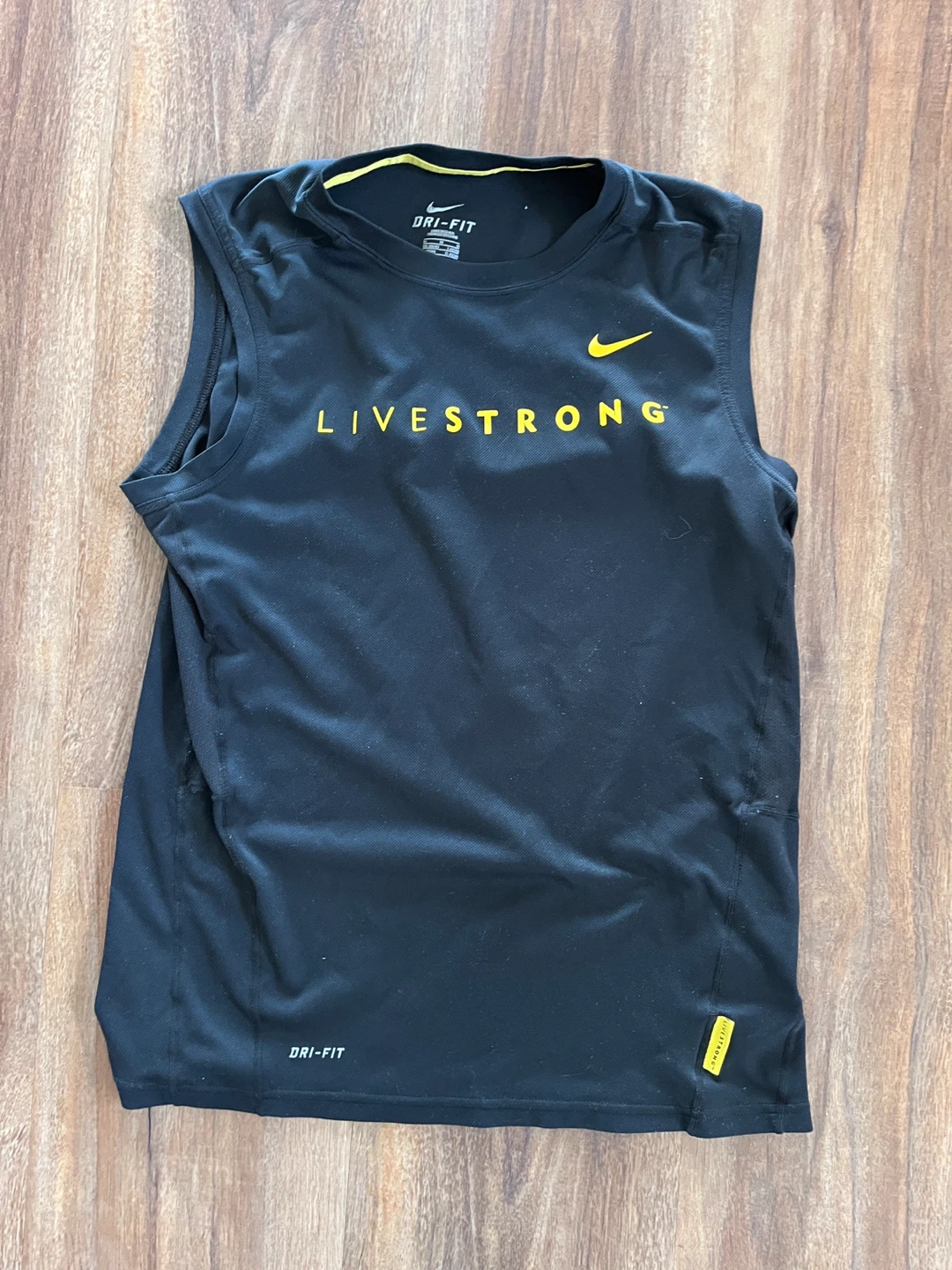 Nike LIVESTRONG athletic Shirt - Men's Medium