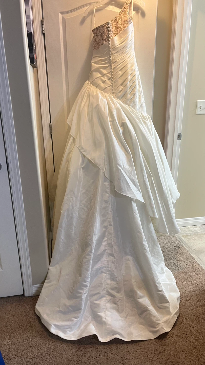 One-shoulder Beaded Wedding Dress - photo 4