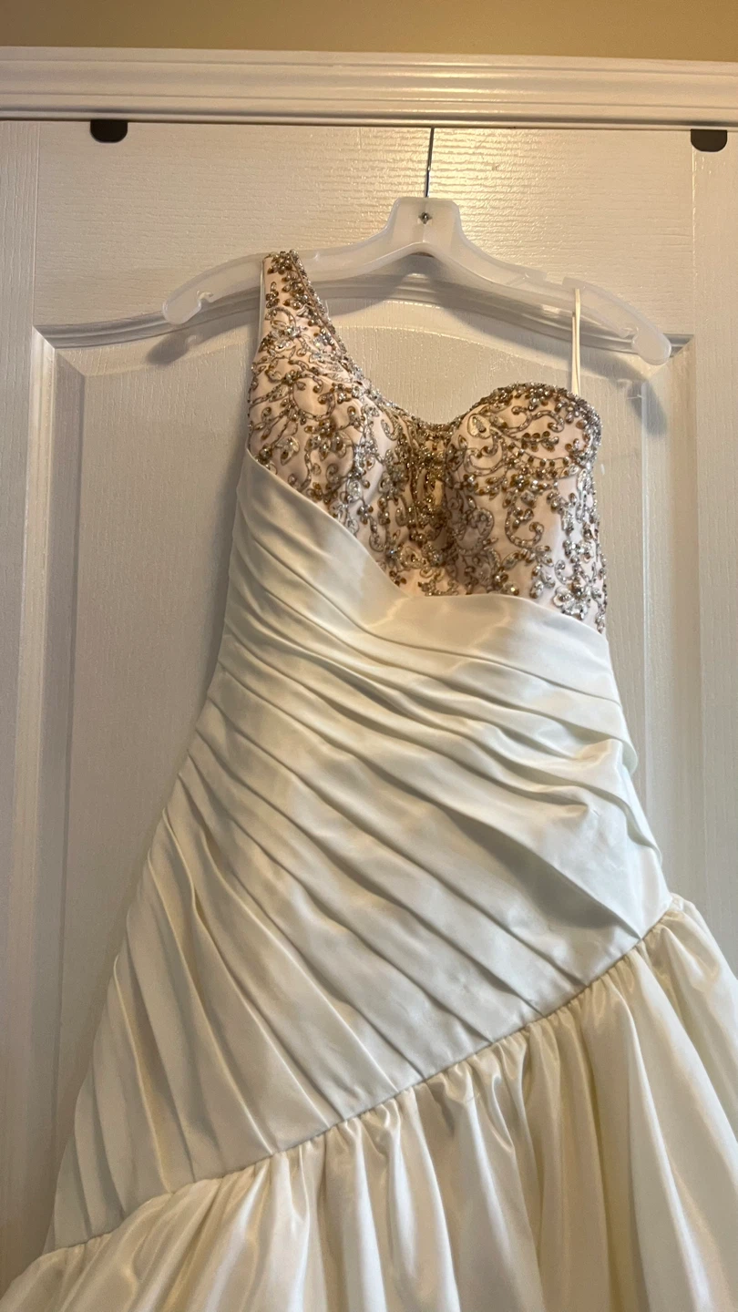 One-shoulder Beaded Wedding Dress - photo 5