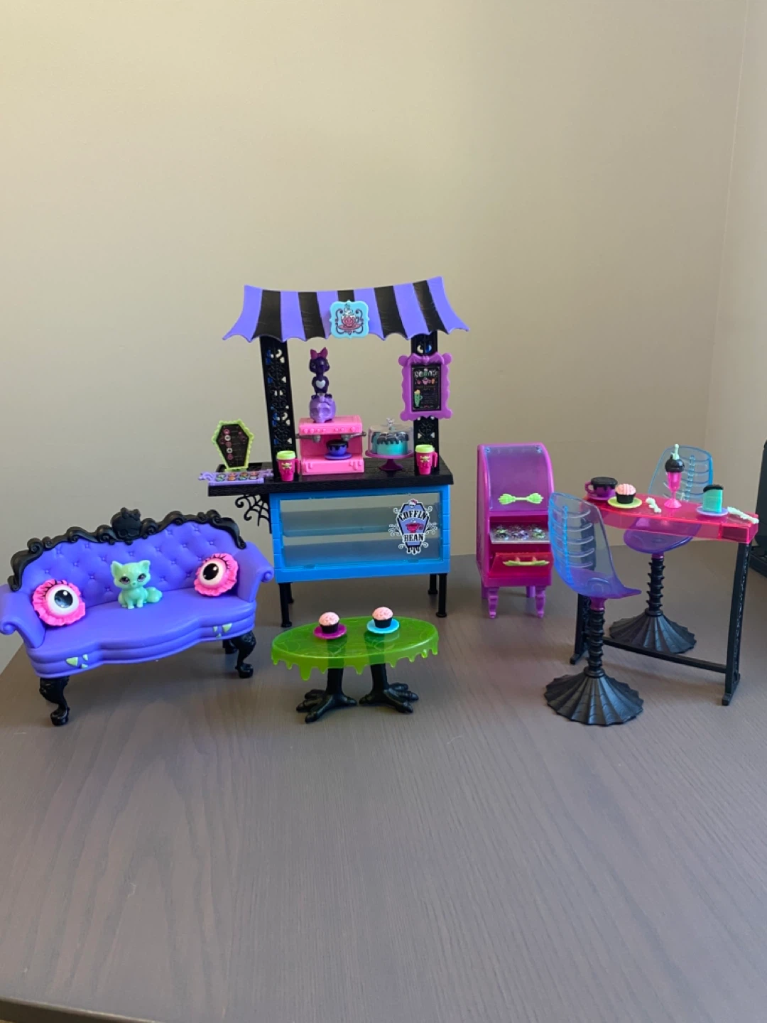 Monster High The Coffin Bean Playset Cafe Accessories Pets