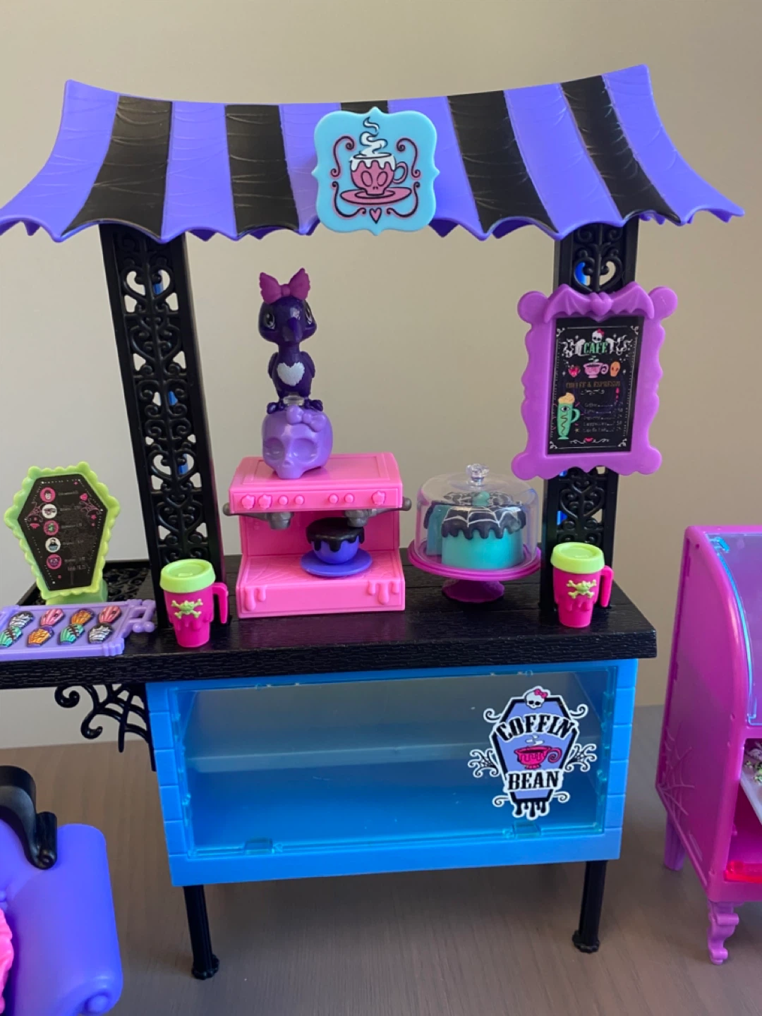 Monster High The Coffin Bean Playset Cafe Accessories Pets - photo 3