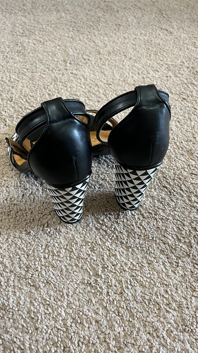 D'ARTE Black and White Geometric Heeled Sandals - photo 3